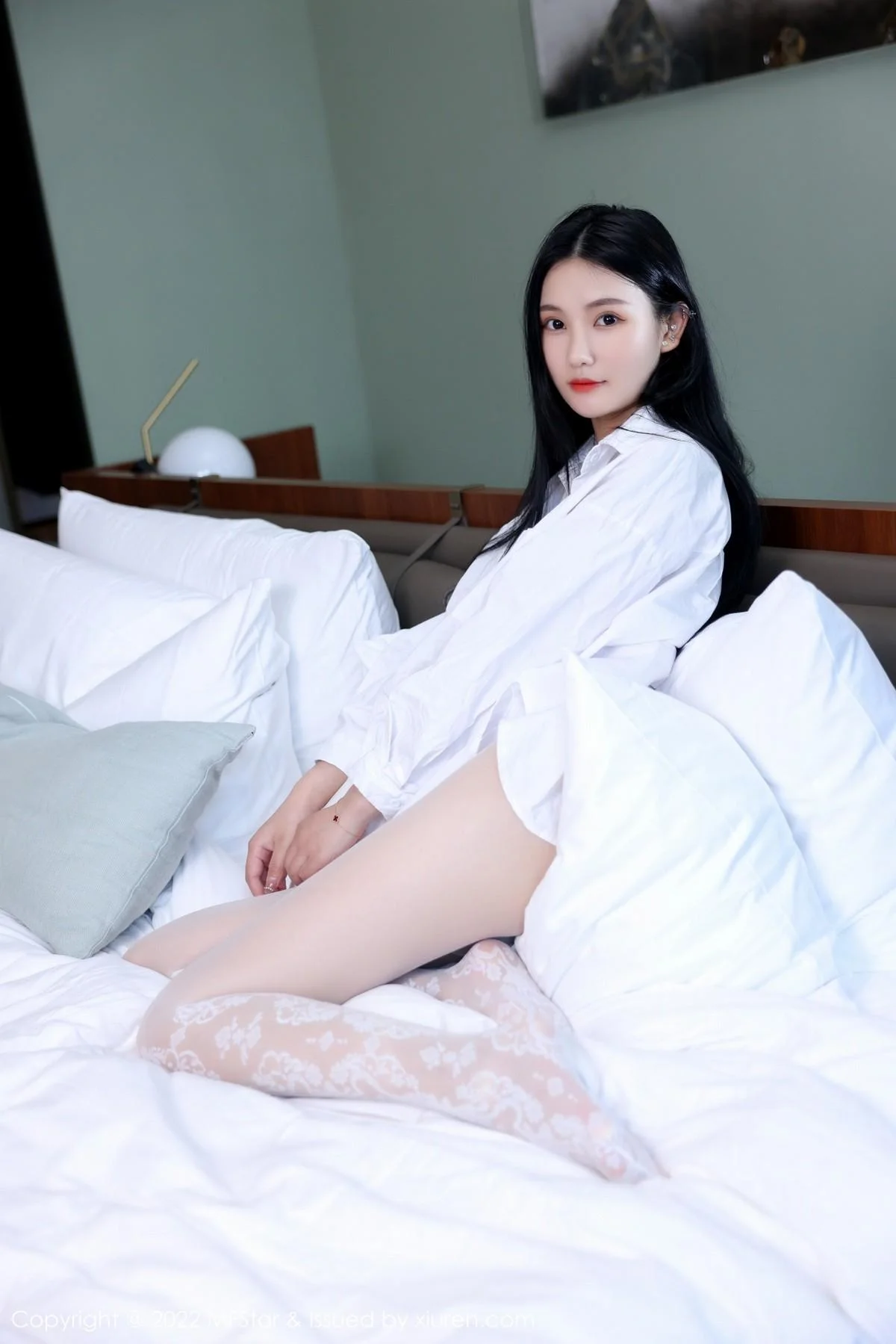 小米XM性感白T配白色蛇纹无内丝袜惹火绝美写真 第 53 张