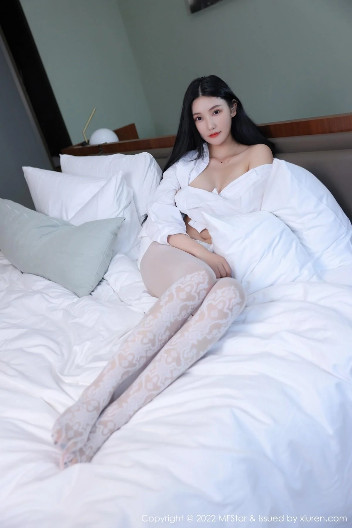 小米XM性感白T配白色蛇纹无内丝袜惹火绝美写真 第 61 张