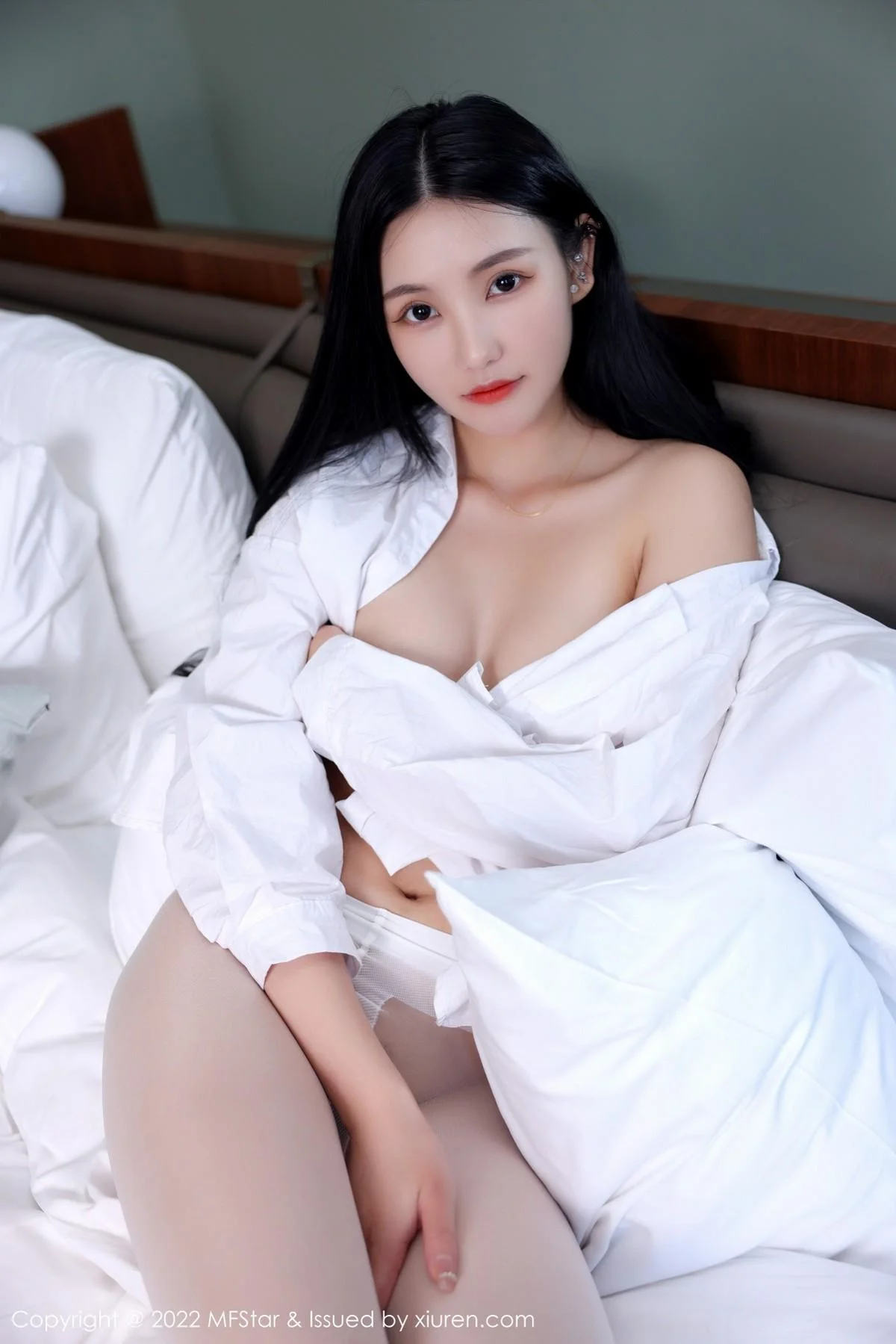 小米XM性感白T配白色蛇纹无内丝袜惹火绝美写真 第 66 张