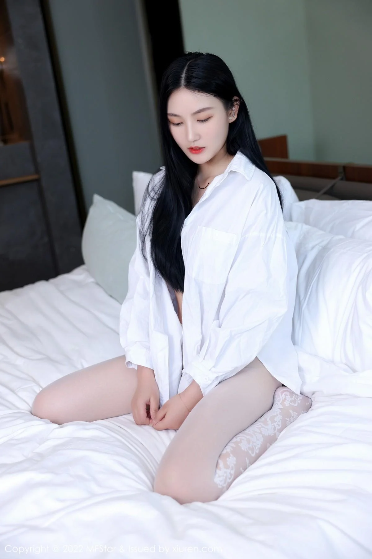 小米XM性感白T配白色蛇纹无内丝袜惹火绝美写真 第 7 张