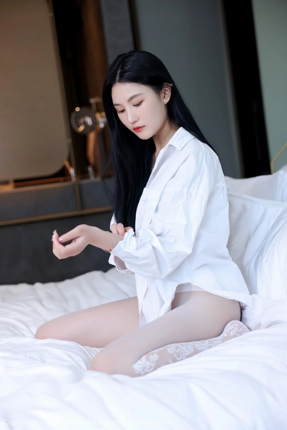 小米XM性感白T配白色蛇纹无内丝袜惹火绝美写真 第 9 张