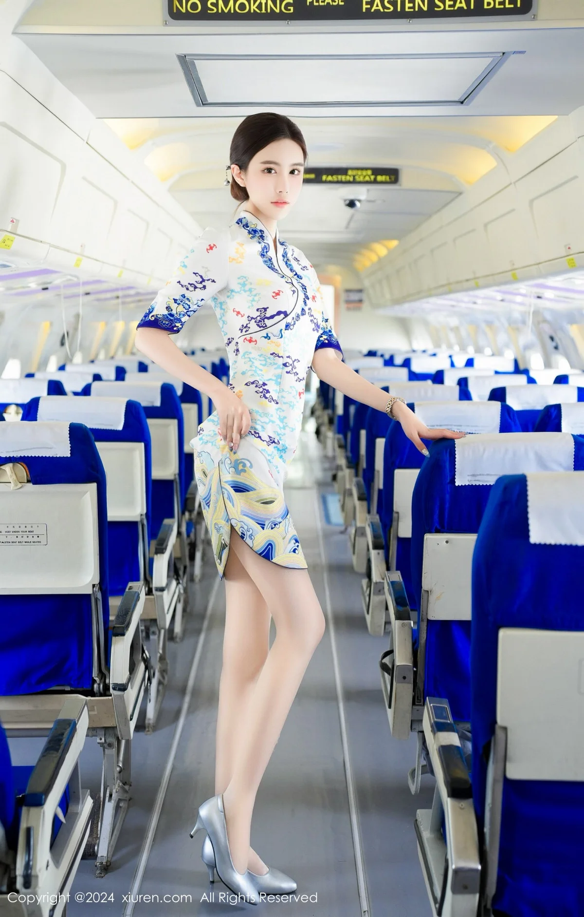 Erikaki性感空姐制服配开档肉丝露情趣内衣秀火辣身材绝美写真 第 3 张