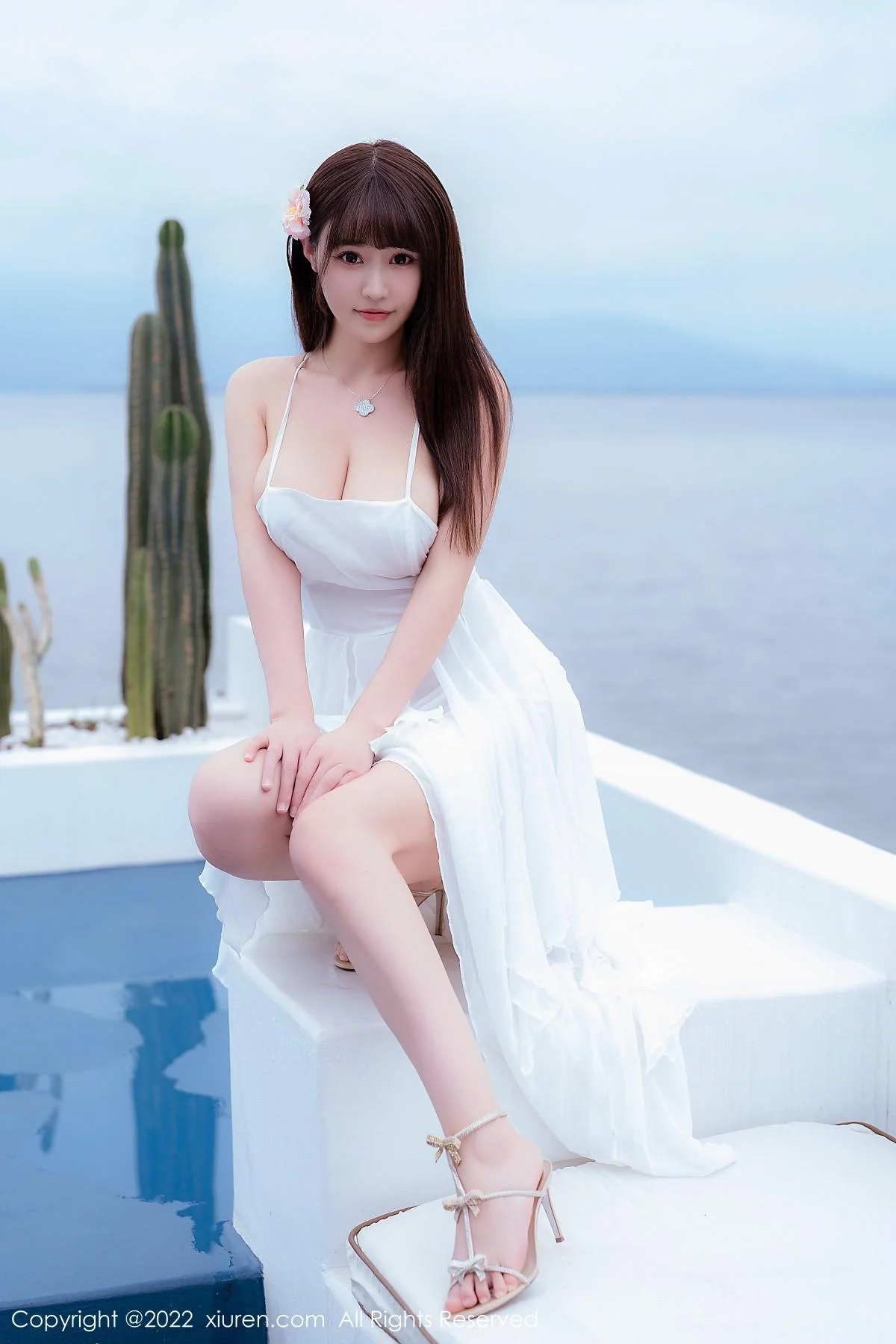 朱可儿Flora大理旅拍白色露肩吊带裙配白丝袜丰满绝美写真 第 40 张