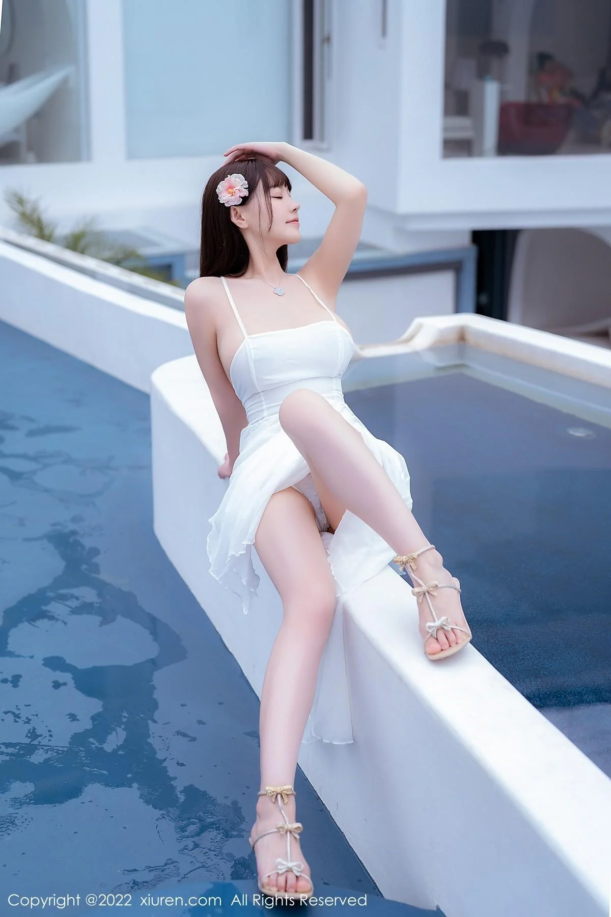 朱可儿Flora大理旅拍白色露肩吊带裙配白丝袜丰满绝美写真 第 49 张