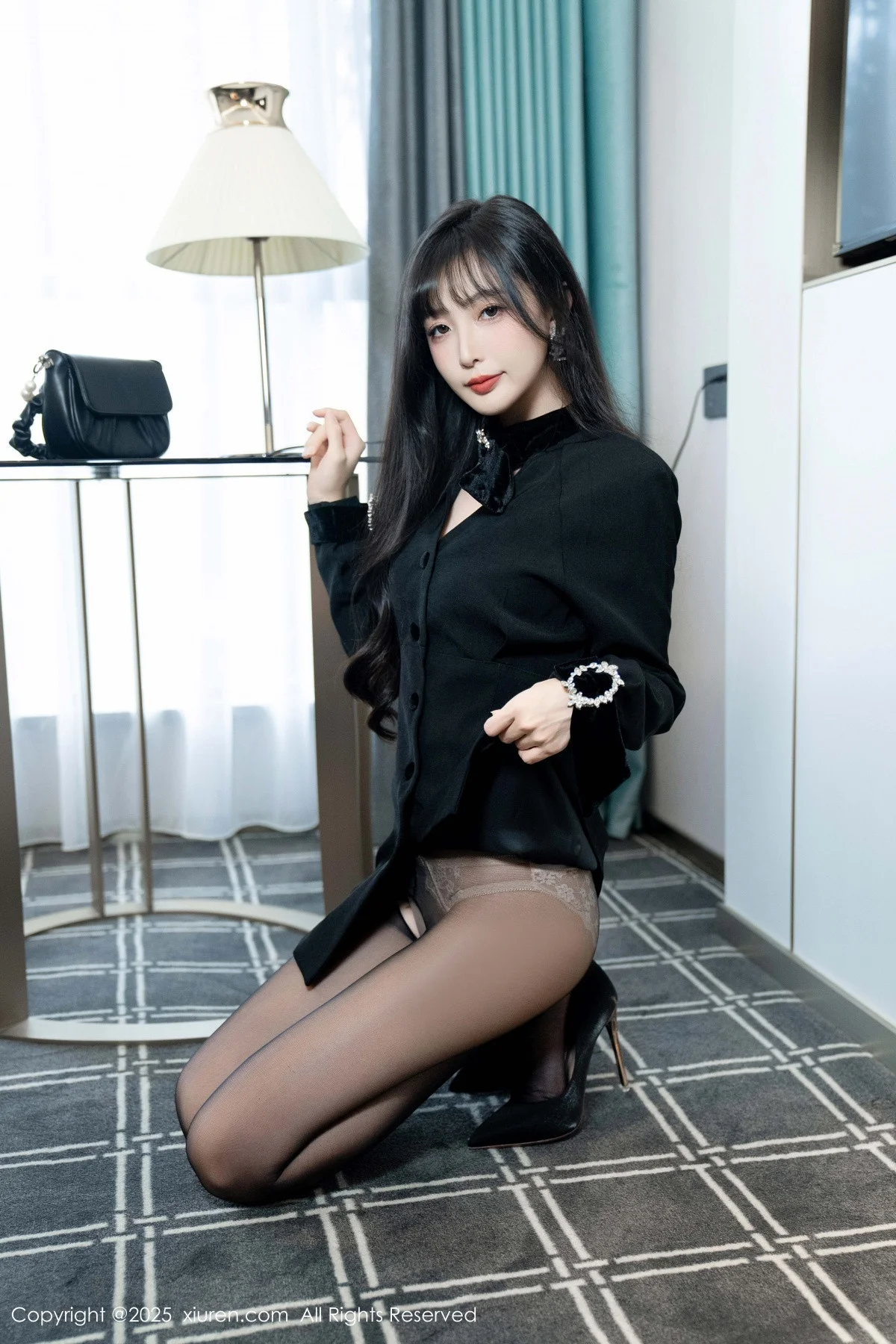 樱桃小阑子黑色外套露性感内衣配开档黑丝秀曼妙身姿绝美写真 第 45 张