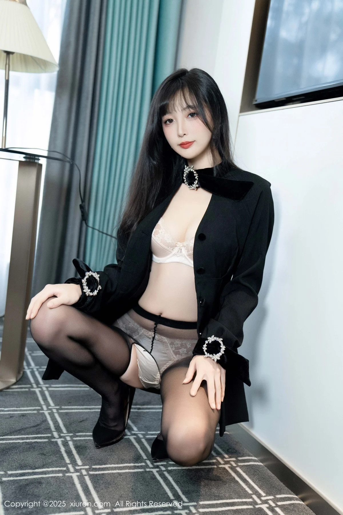 樱桃小阑子黑色外套露性感内衣配开档黑丝秀曼妙身姿绝美写真 第 78 张
