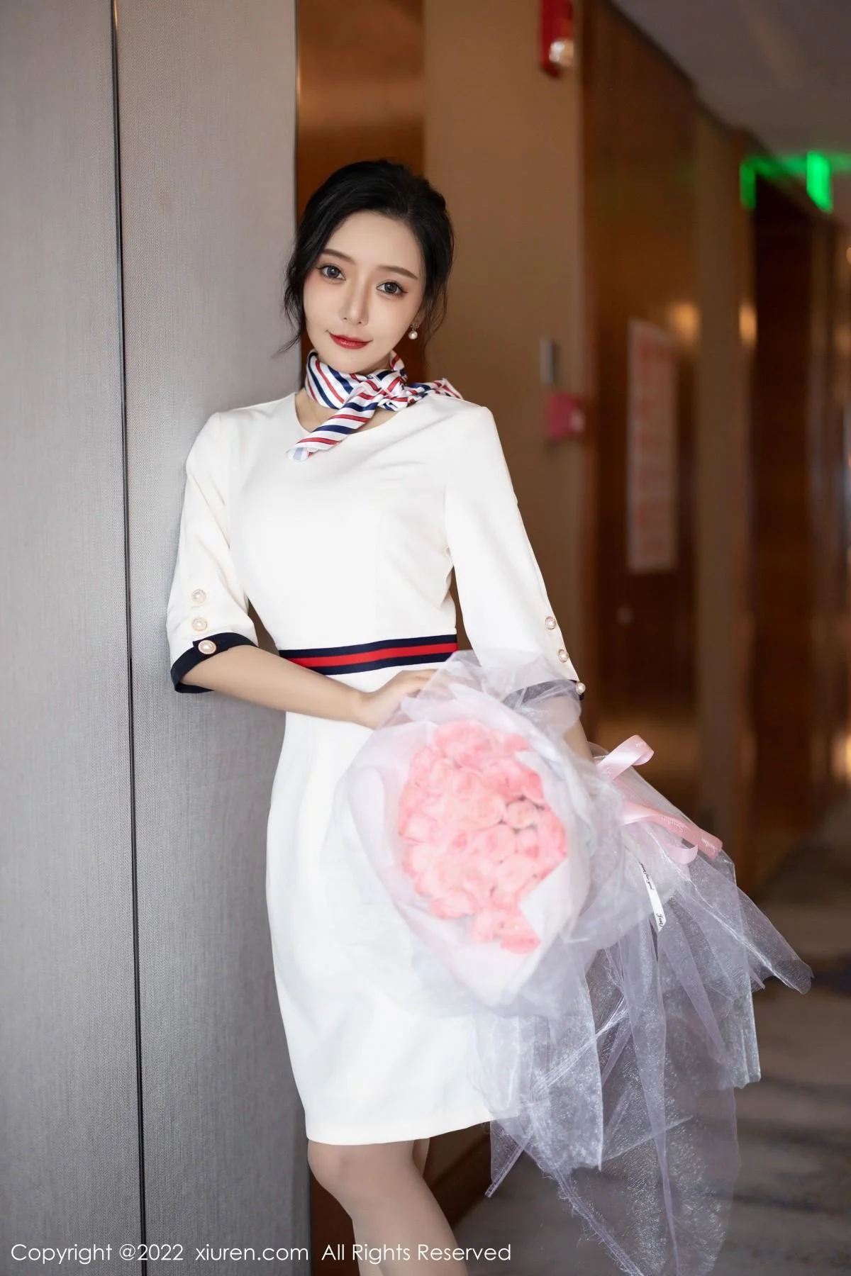王馨瑶yanni白色连衣短裙露红色内衣配原色丝袜绝美写真 第 1 张