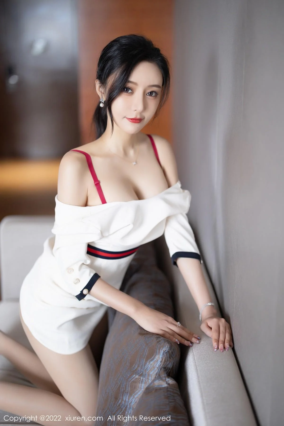 王馨瑶yanni白色连衣短裙露红色内衣配原色丝袜绝美写真 第 12 张