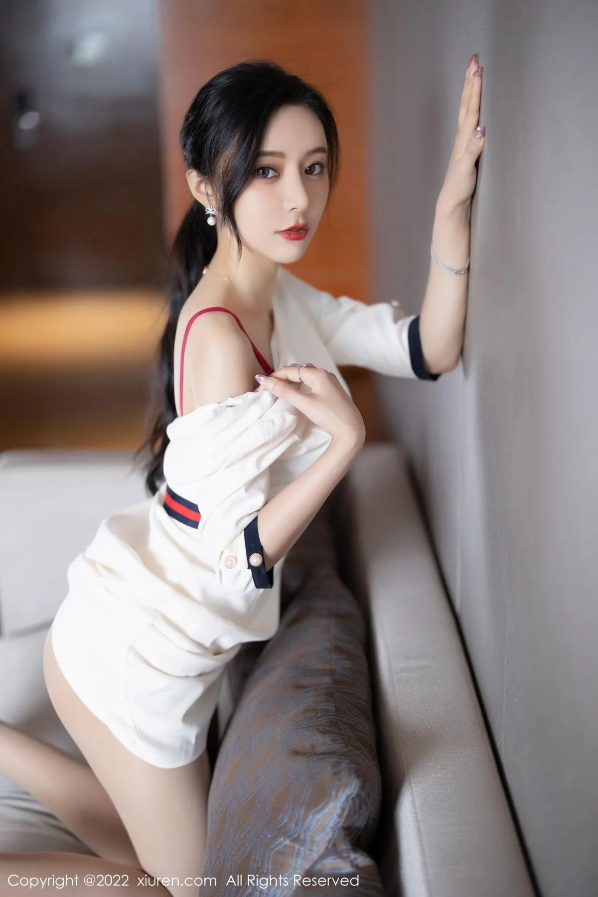 王馨瑶yanni白色连衣短裙露红色内衣配原色丝袜绝美写真 第 14 张