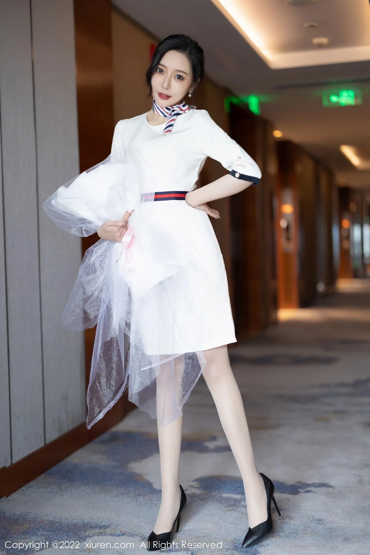 王馨瑶yanni白色连衣短裙露红色内衣配原色丝袜绝美写真 第 2 张