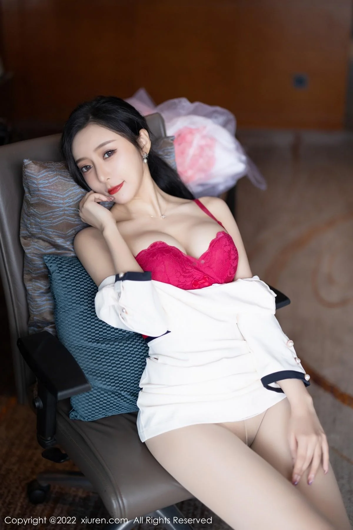 王馨瑶yanni白色连衣短裙露红色内衣配原色丝袜绝美写真 第 20 张
