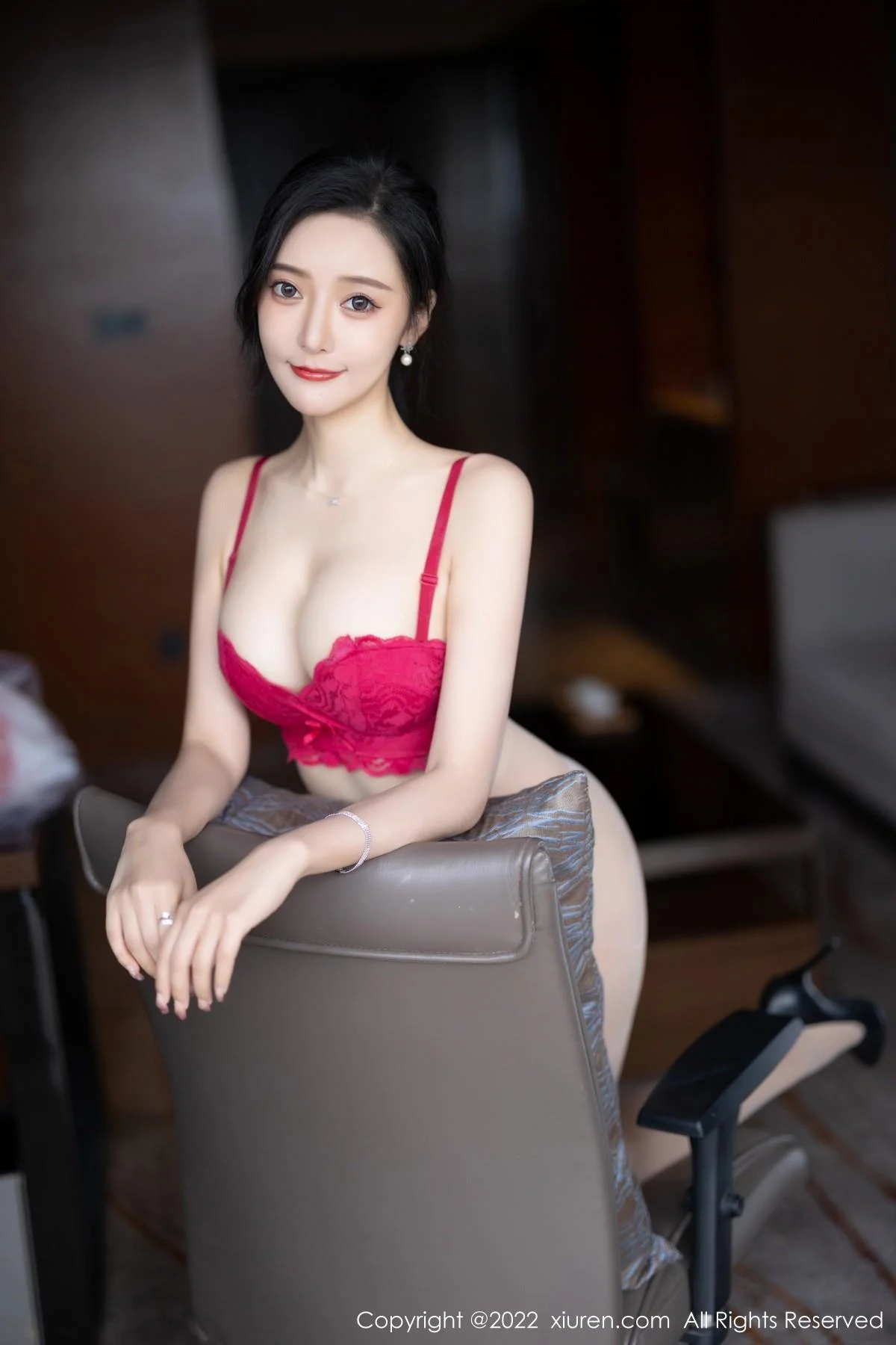 王馨瑶yanni白色连衣短裙露红色内衣配原色丝袜绝美写真 第 22 张