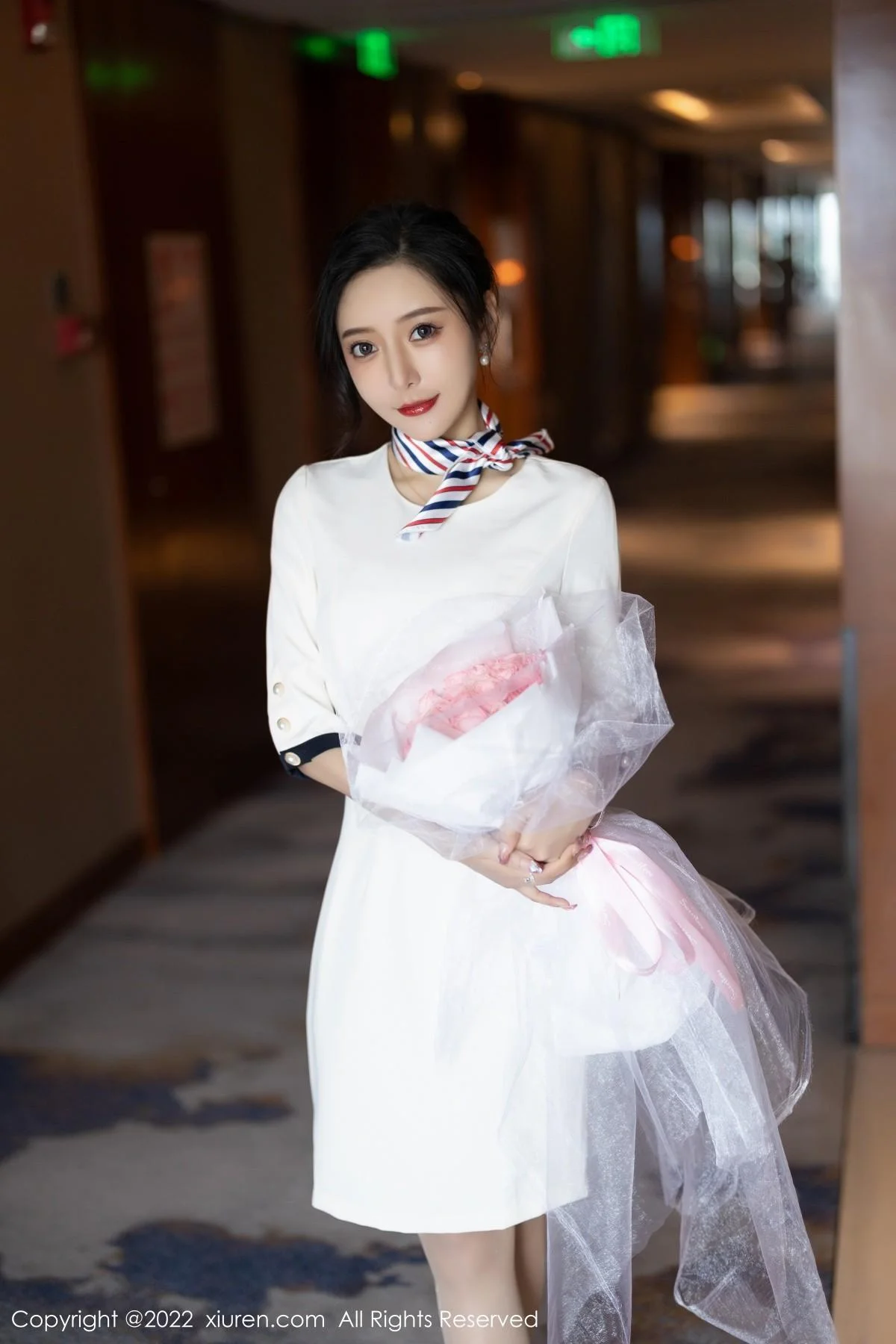 王馨瑶yanni白色连衣短裙露红色内衣配原色丝袜绝美写真 第 30 张