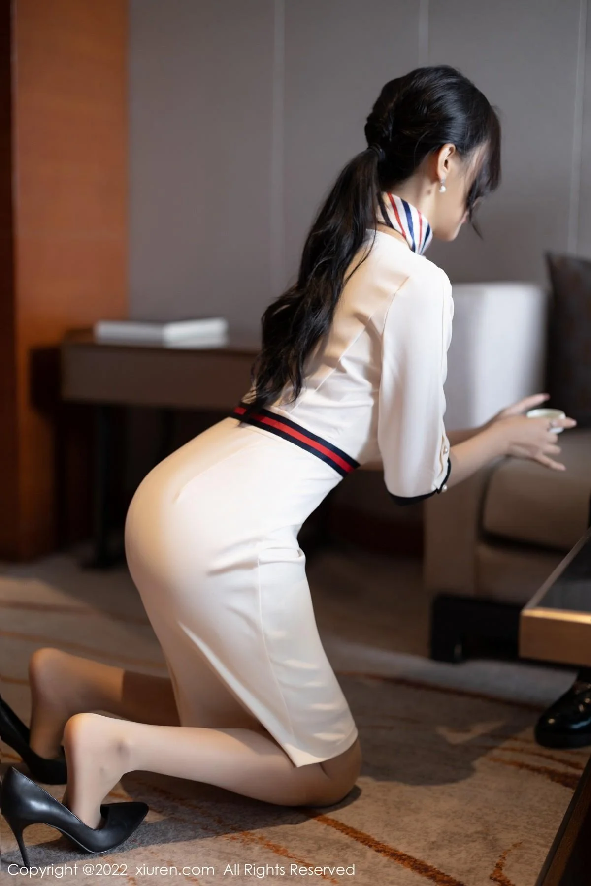 王馨瑶yanni白色连衣短裙露红色内衣配原色丝袜绝美写真 第 32 张