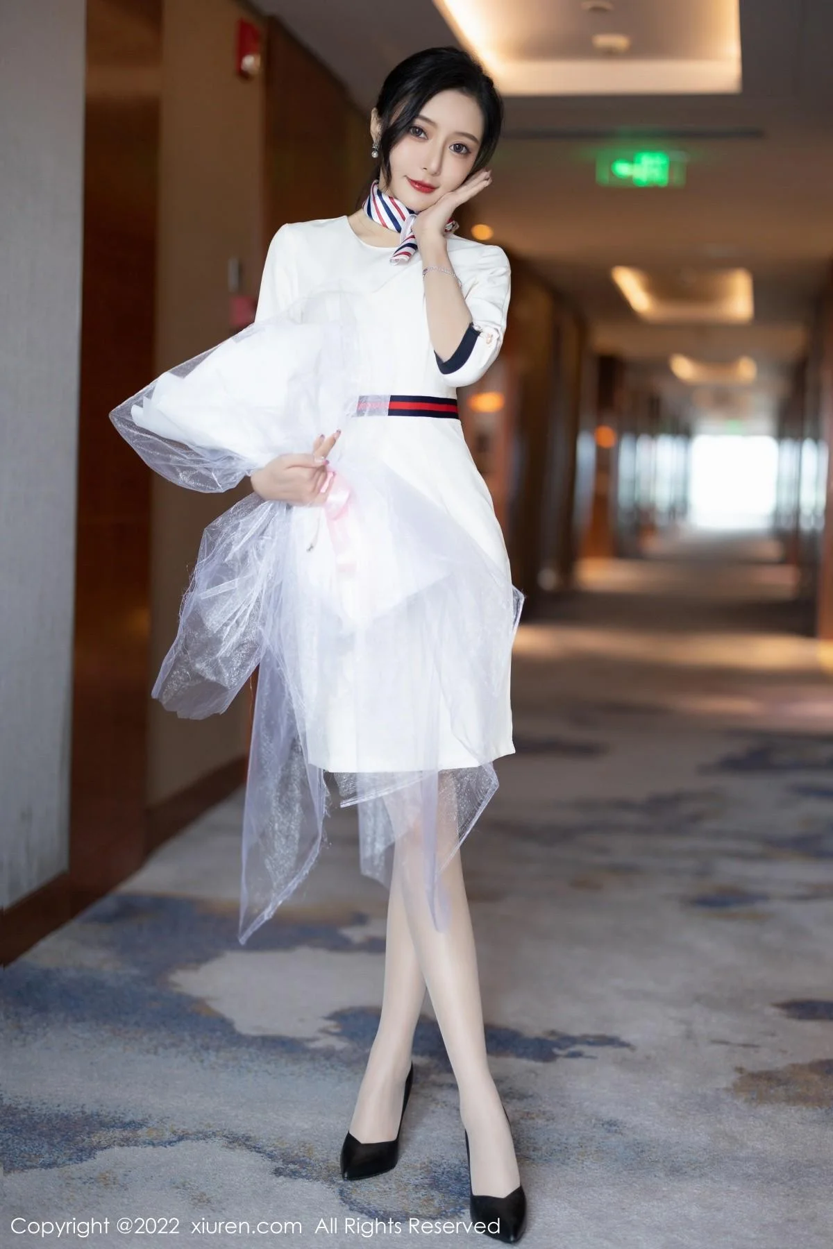 王馨瑶yanni白色连衣短裙露红色内衣配原色丝袜绝美写真 第 4 张