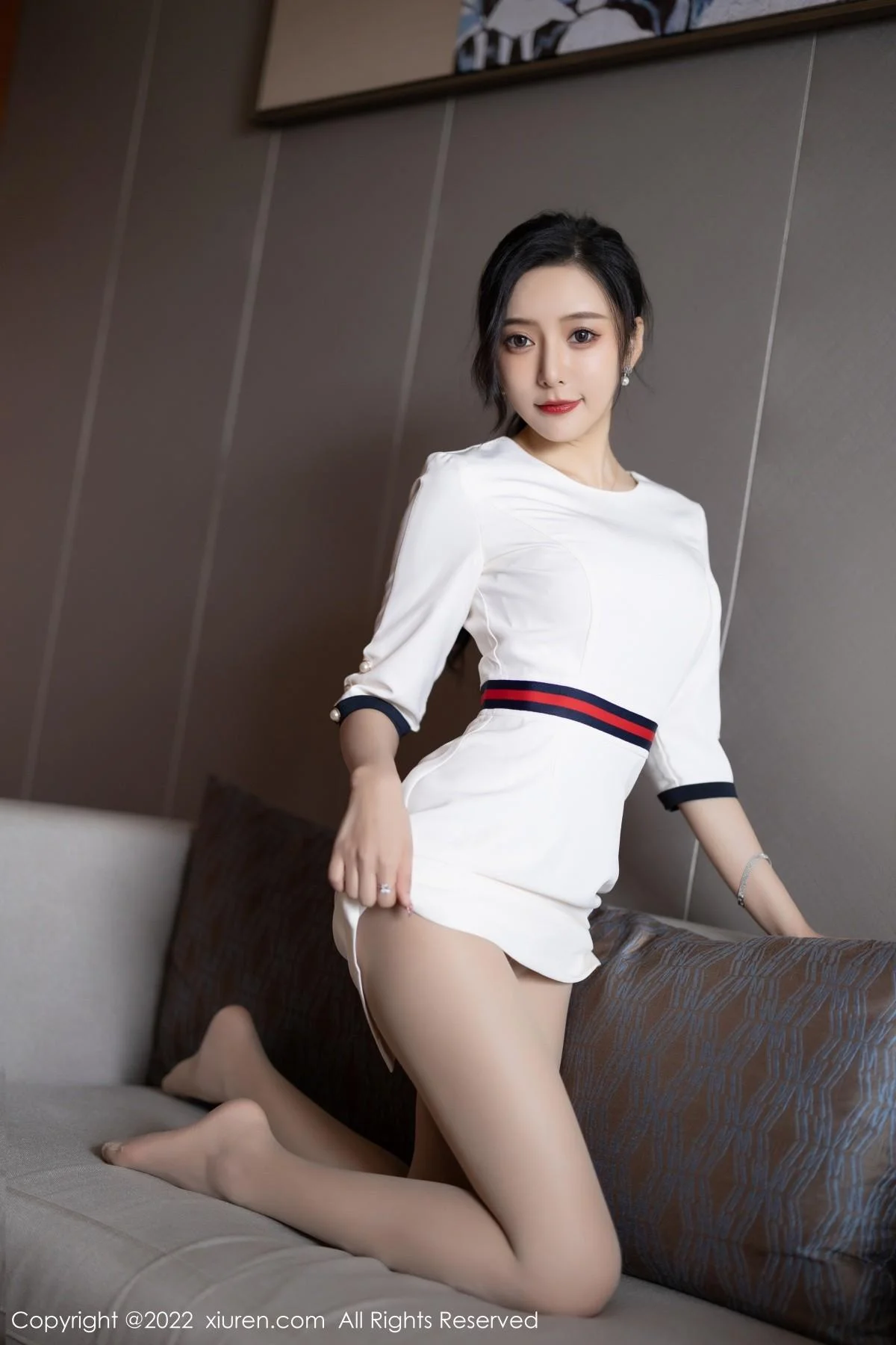 王馨瑶yanni白色连衣短裙露红色内衣配原色丝袜绝美写真 第 43 张