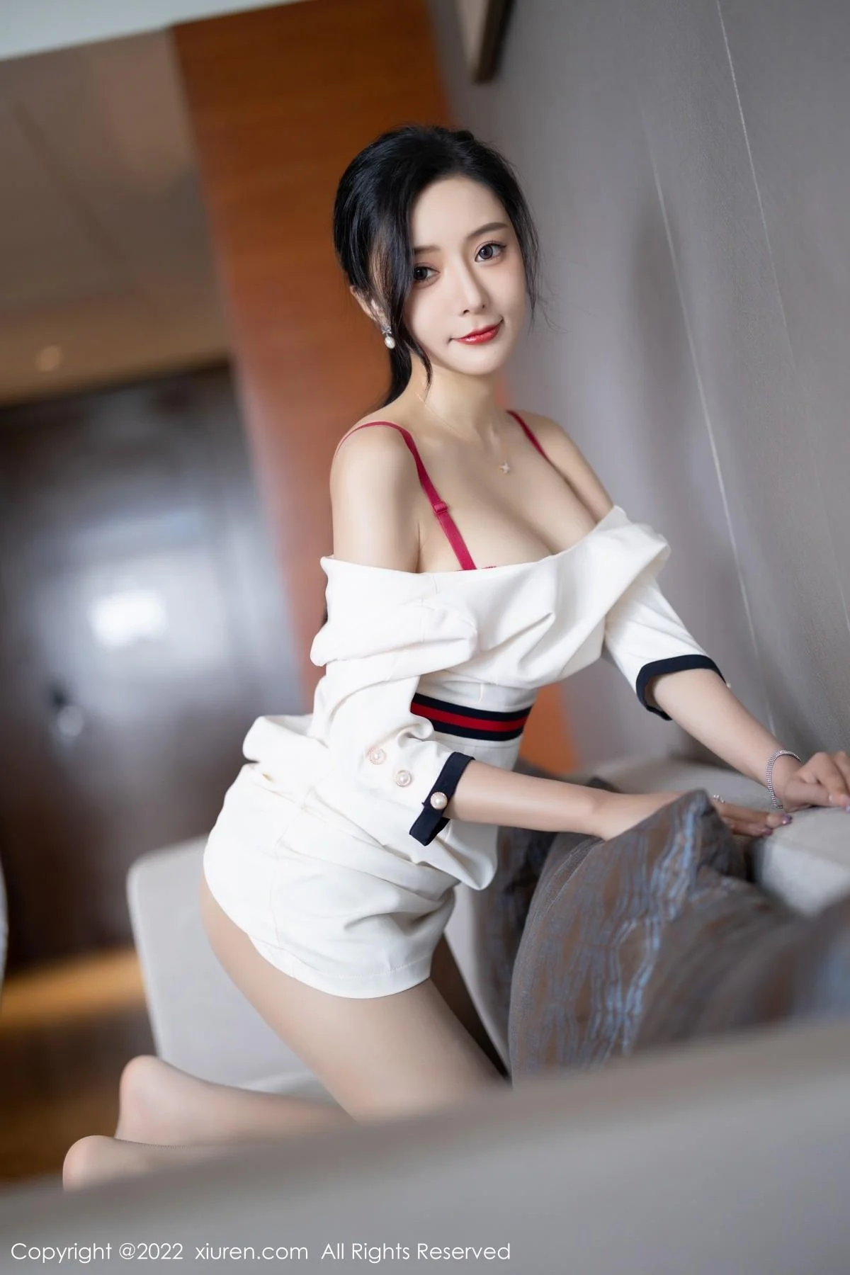 王馨瑶yanni白色连衣短裙露红色内衣配原色丝袜绝美写真 第 49 张