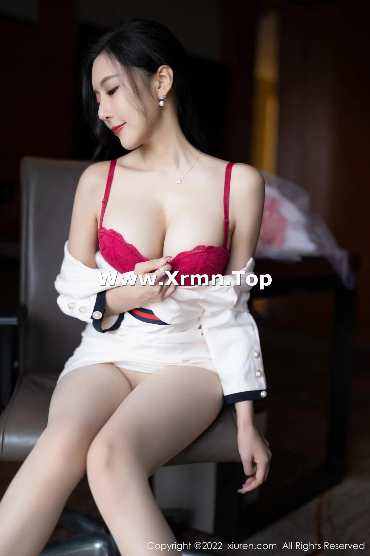 王馨瑶yanni白色连衣短裙露红色内衣配原色丝袜绝美写真 第 50 张