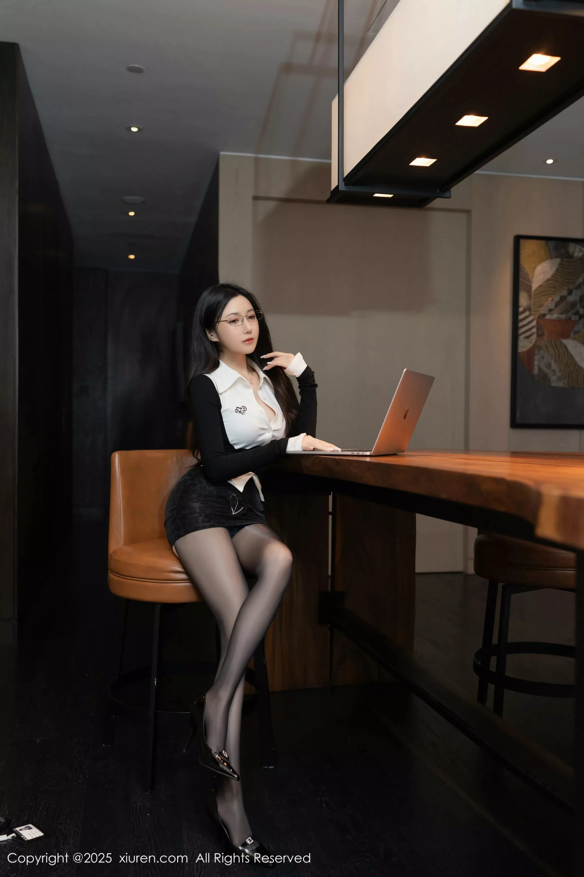 鱼子酱Fish性感黑色学生服饰配开档黑丝秀曼妙身姿绝美写真 第 2 张