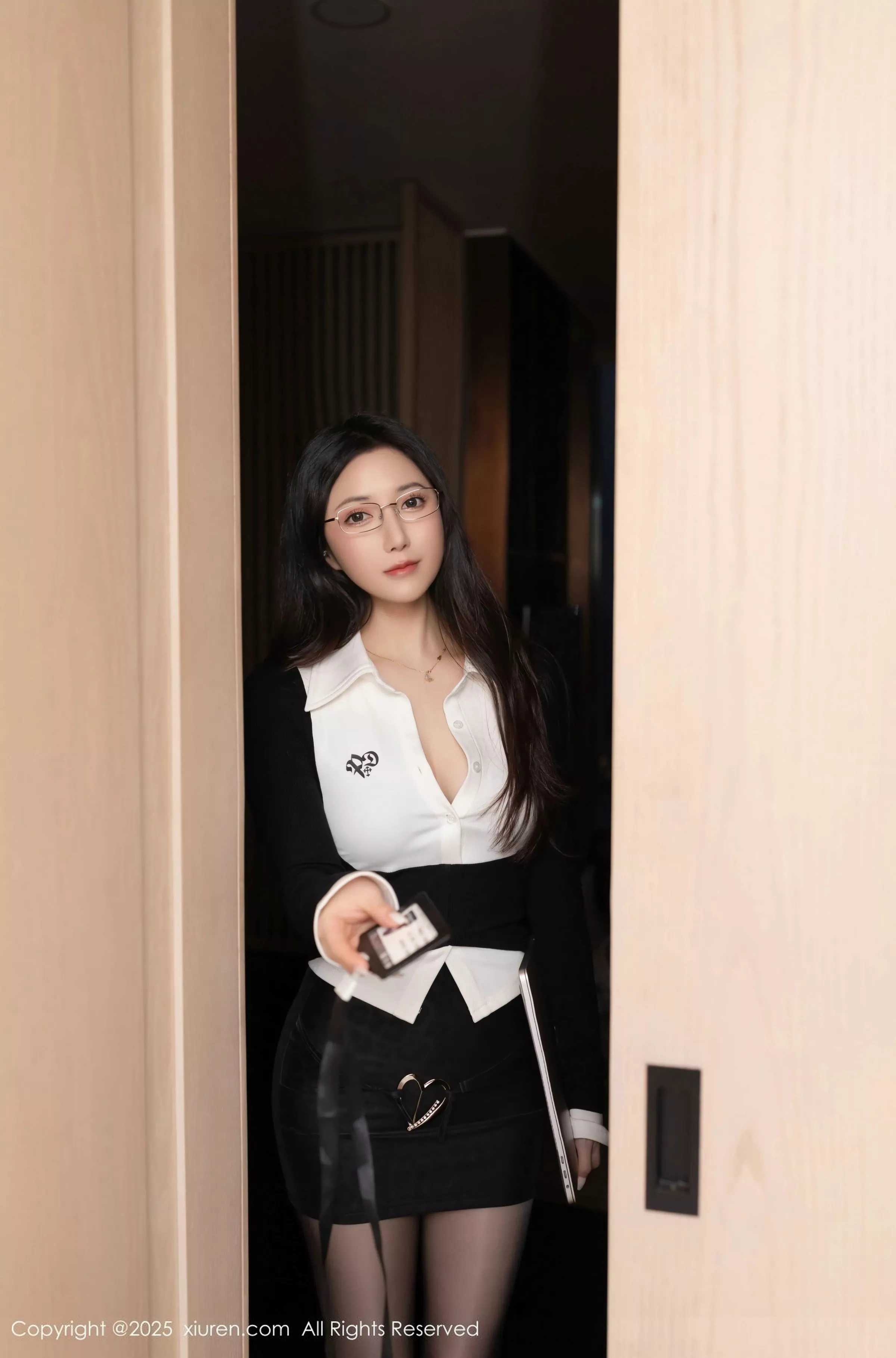 鱼子酱Fish性感黑色学生服饰配开档黑丝秀曼妙身姿绝美写真 第 25 张