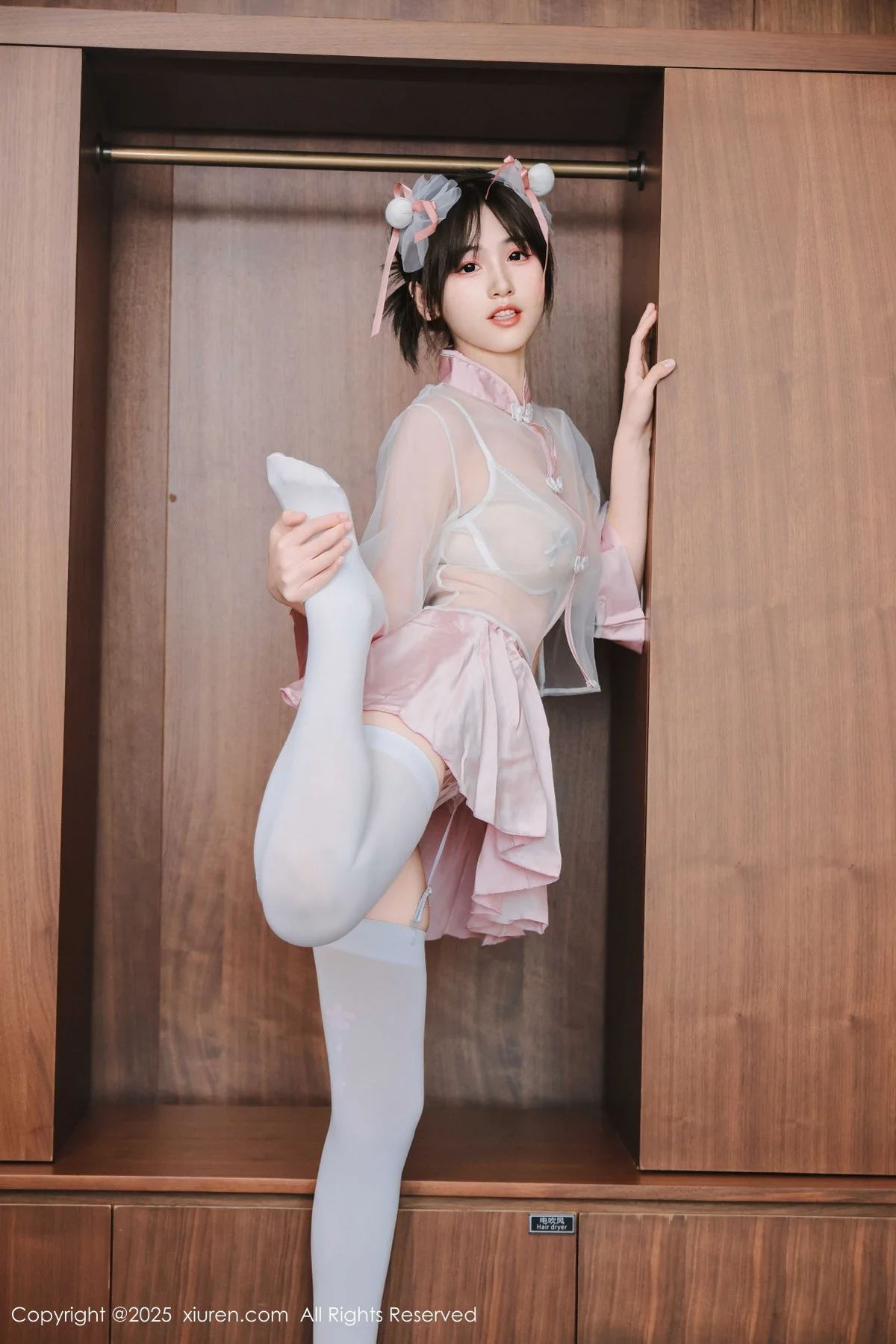 奶芙乔乔性感粉色情趣内衣配白丝吊袜秀凹凸身材绝美写真 第 17 张
