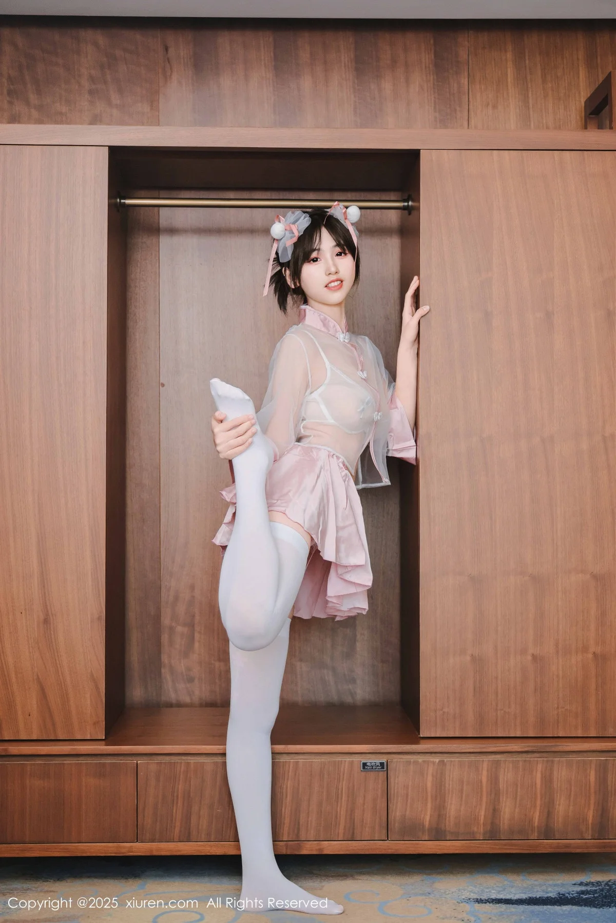奶芙乔乔性感粉色情趣内衣配白丝吊袜秀凹凸身材绝美写真 第 18 张