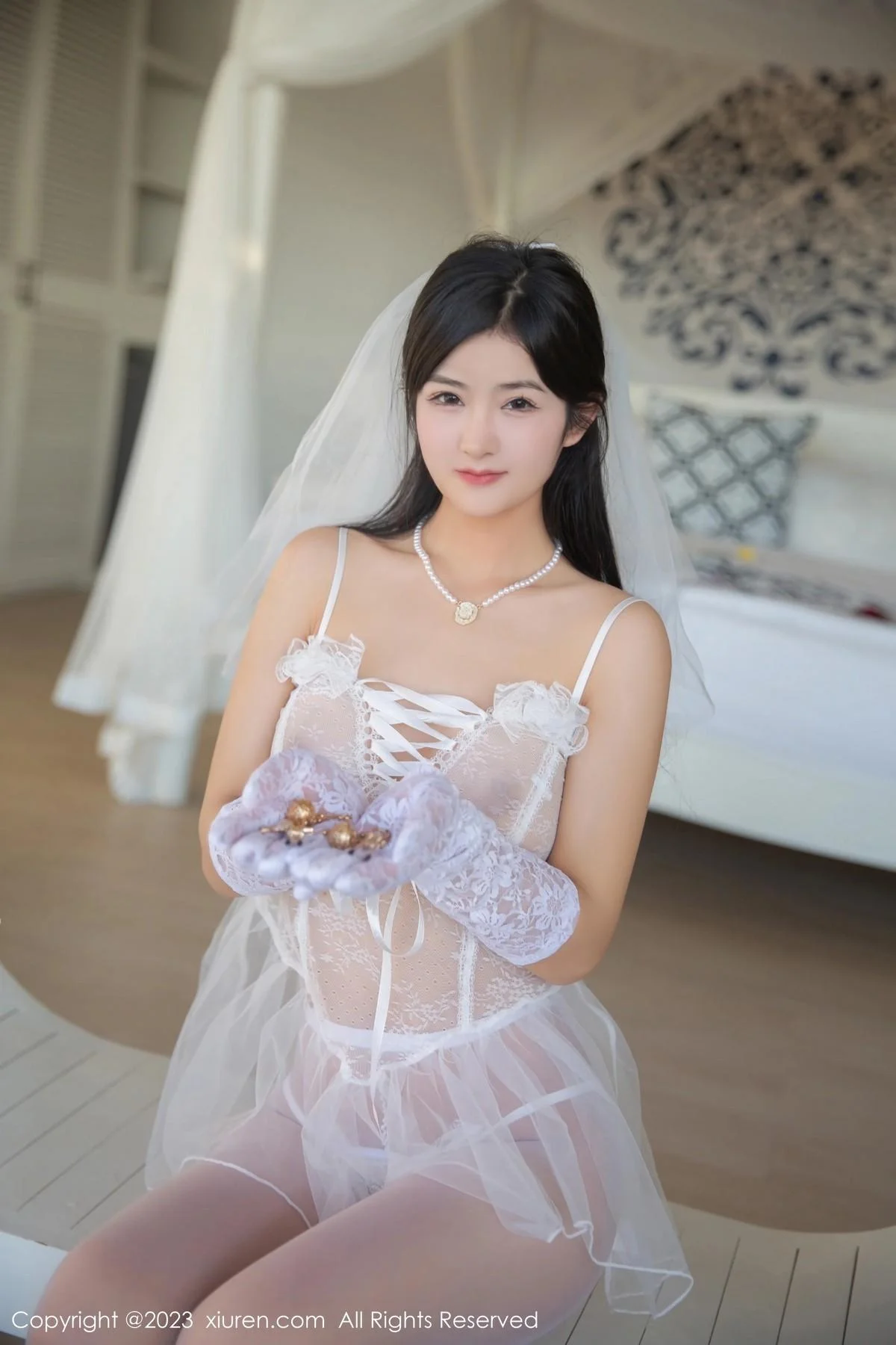 谭小灵性感白色轻透情趣婚纱配白丝袜秀惹火身材绝美写真 第 10 张
