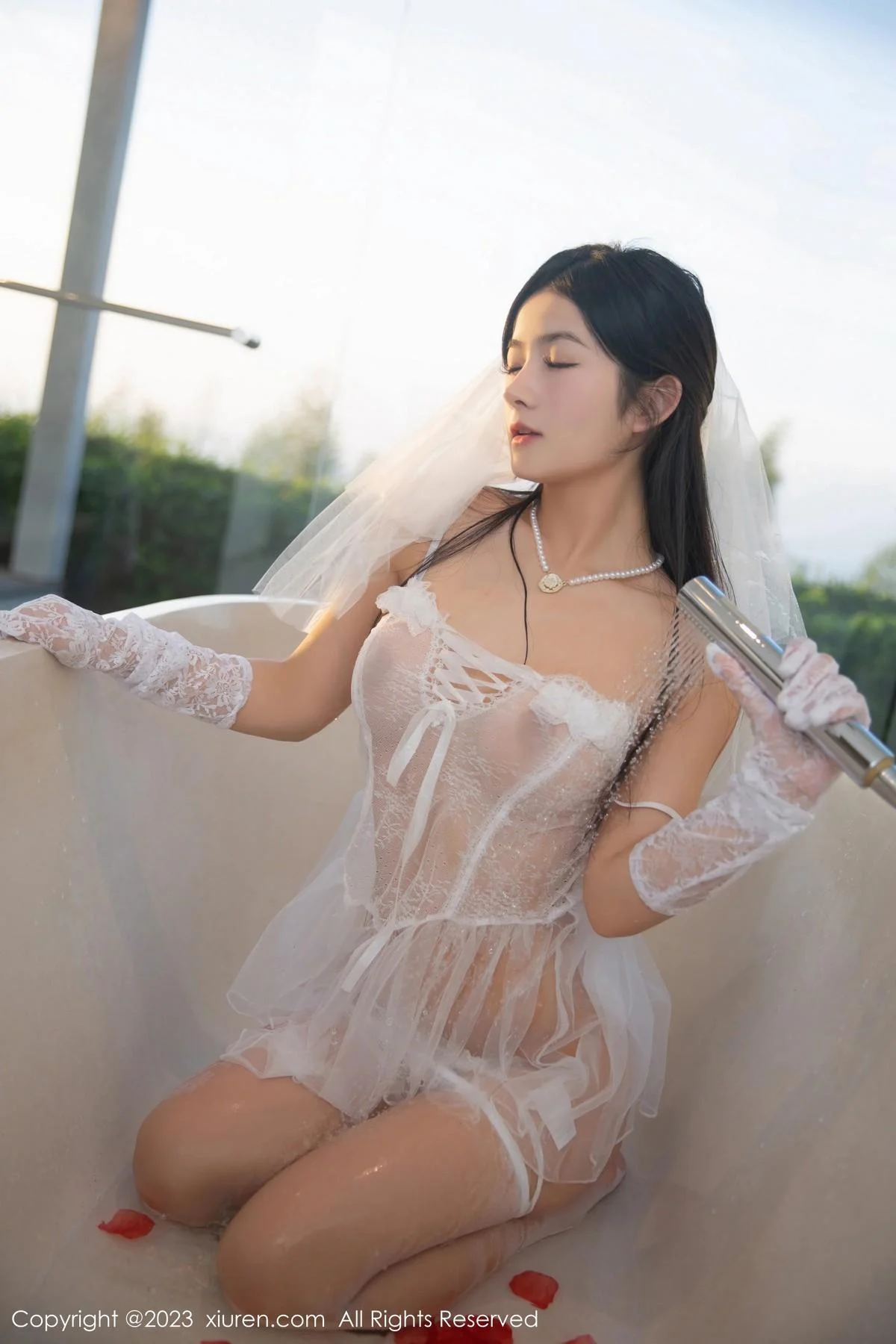 谭小灵性感白色轻透情趣婚纱配白丝袜秀惹火身材绝美写真 第 48 张