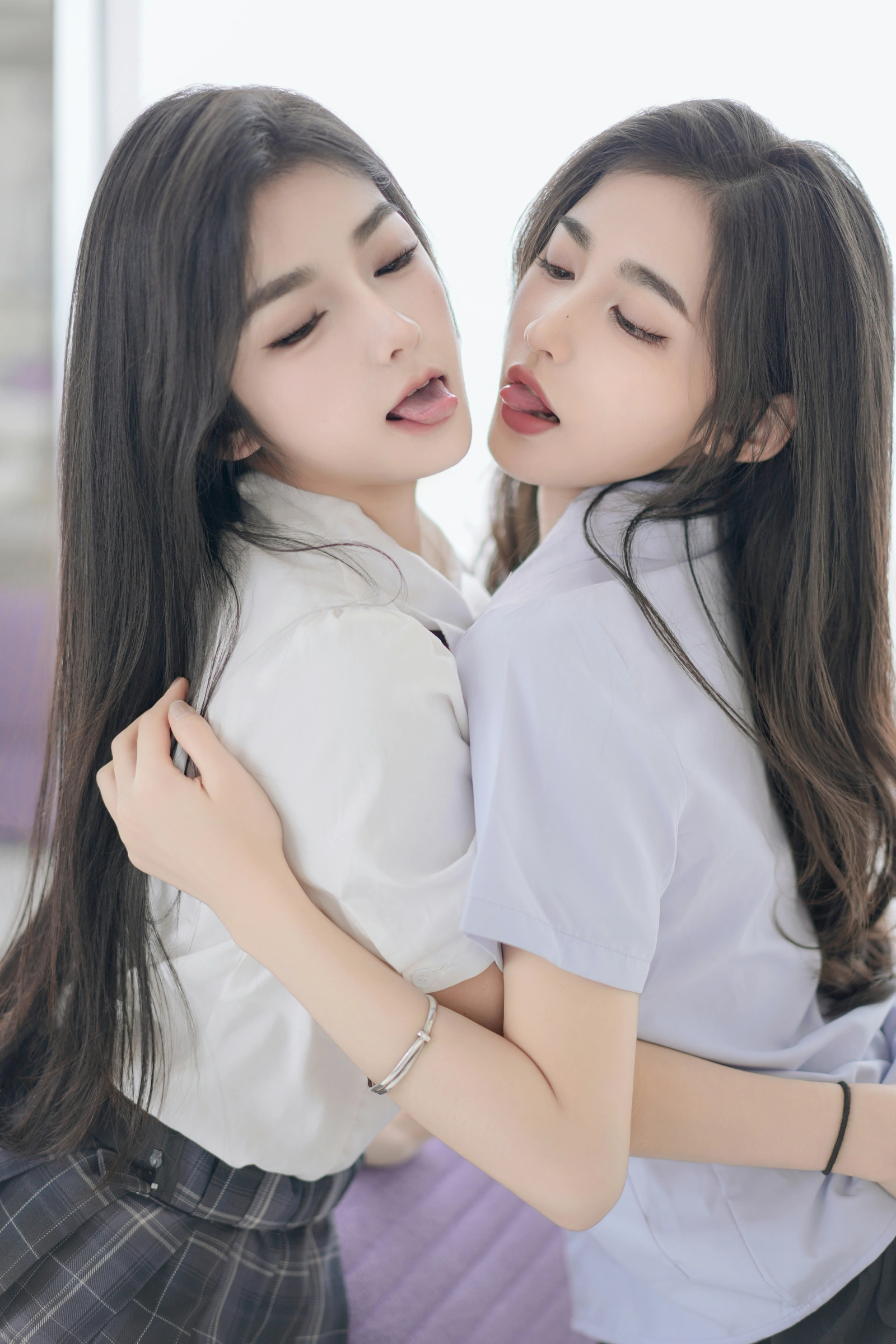 [秀人付费] 谭小灵&鱼子酱Fish 诱人私拍福利 双人JK 第 101 张