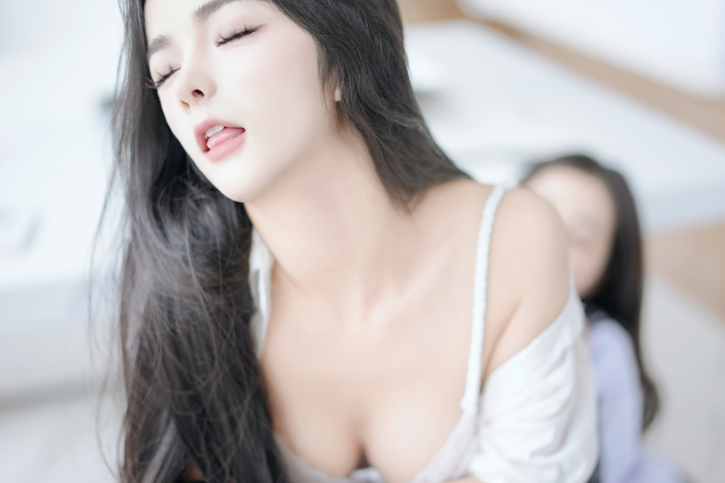 [秀人付费] 谭小灵&鱼子酱Fish 诱人私拍福利 双人JK 第 33 张