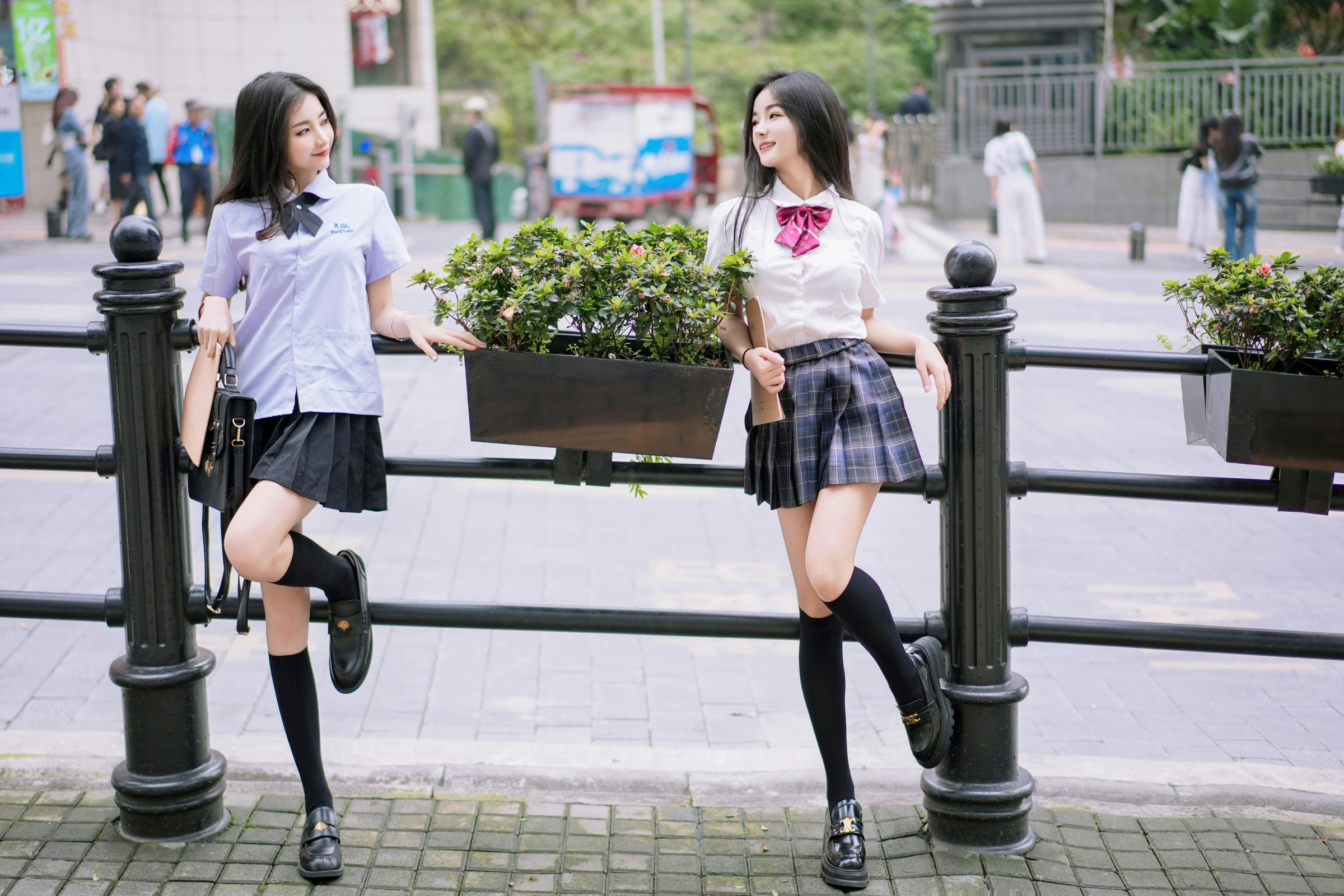 [秀人付费] 谭小灵&鱼子酱Fish 诱人私拍福利 双人JK 第 4 张