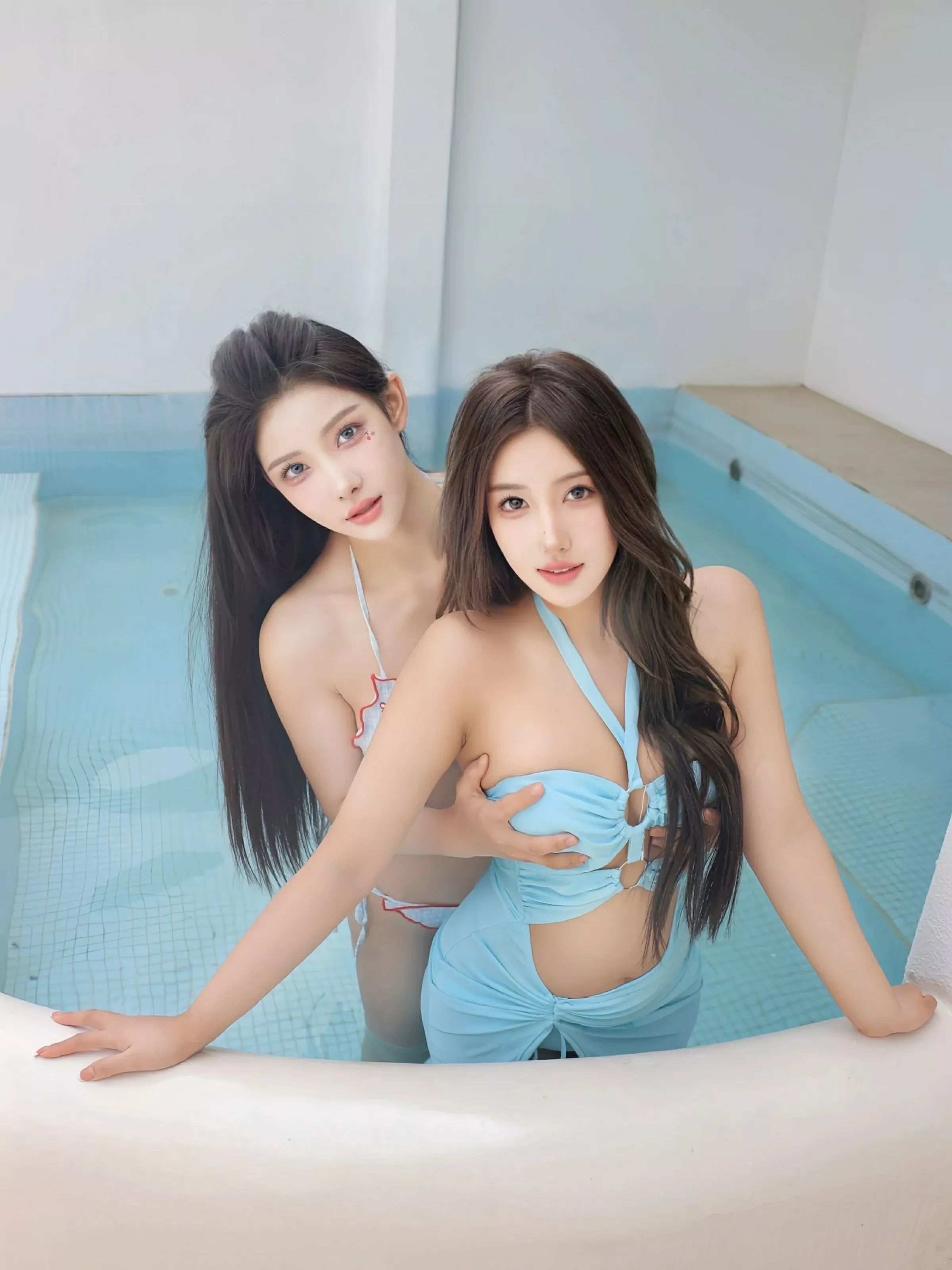 梨霜儿互动情节性感姐妹花蓝色泳衣秀凹凸身材完美绝美写真 第 101 张
