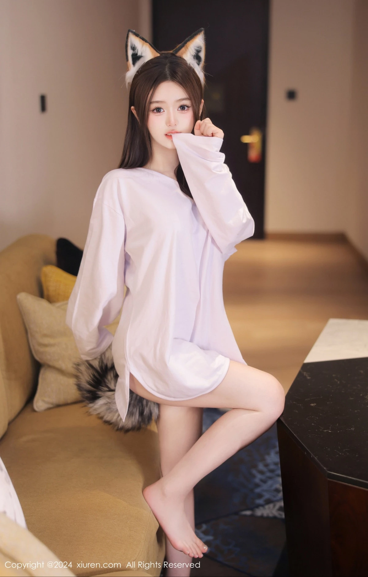 媃柔性感狐狸装扮白色上衣半脱秀惹火身材撩人绝美写真 第 4 张