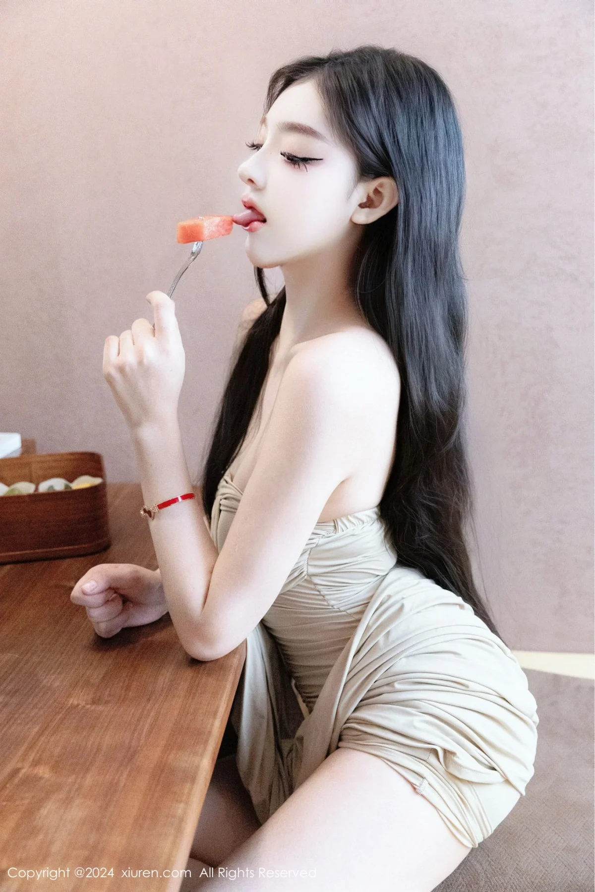 龙雪儿性感米色吊带短裙露黑色内衣半撩秀翘臀美腿绝美写真 第 121 张