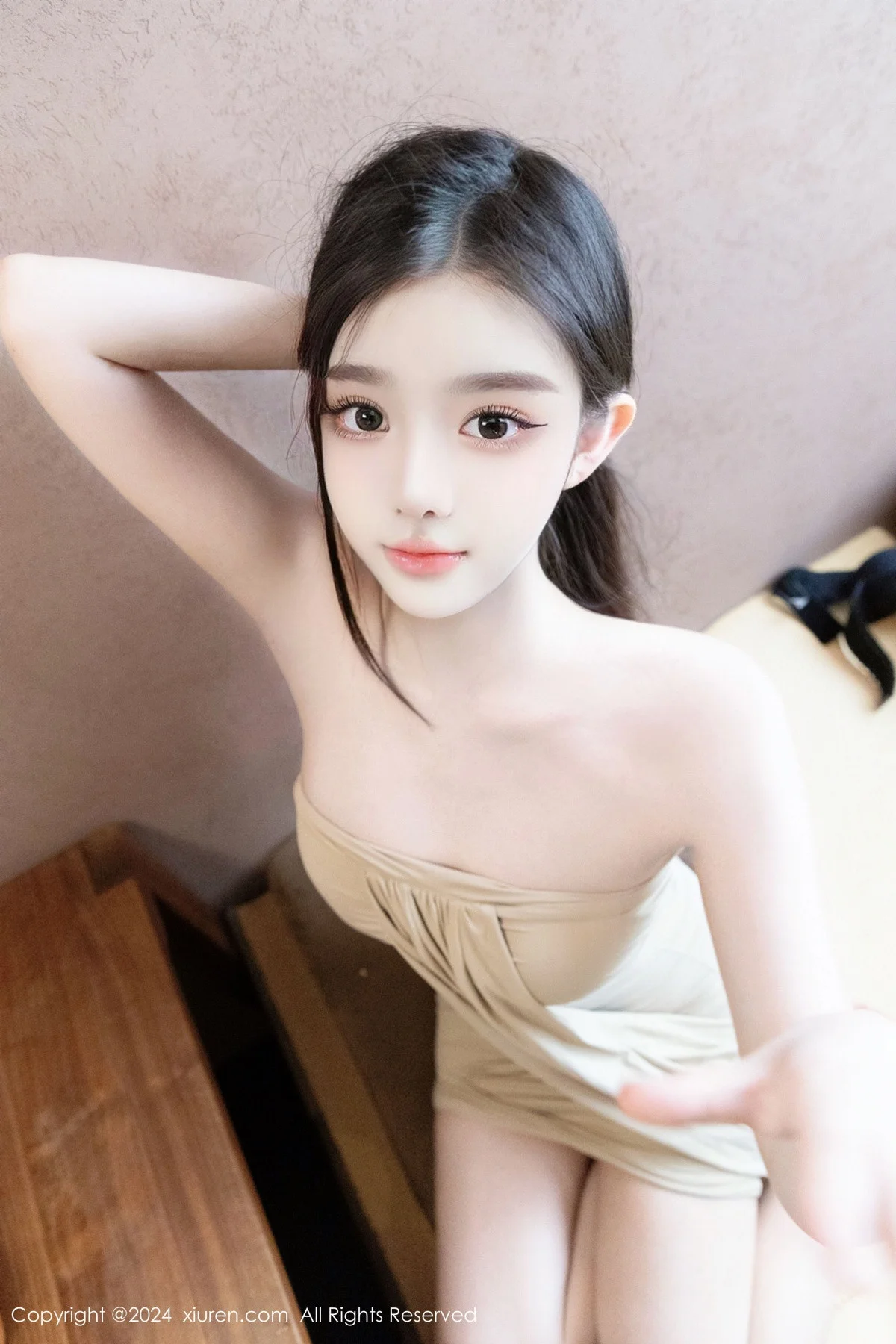 龙雪儿性感米色吊带短裙露黑色内衣半撩秀翘臀美腿绝美写真 第 163 张