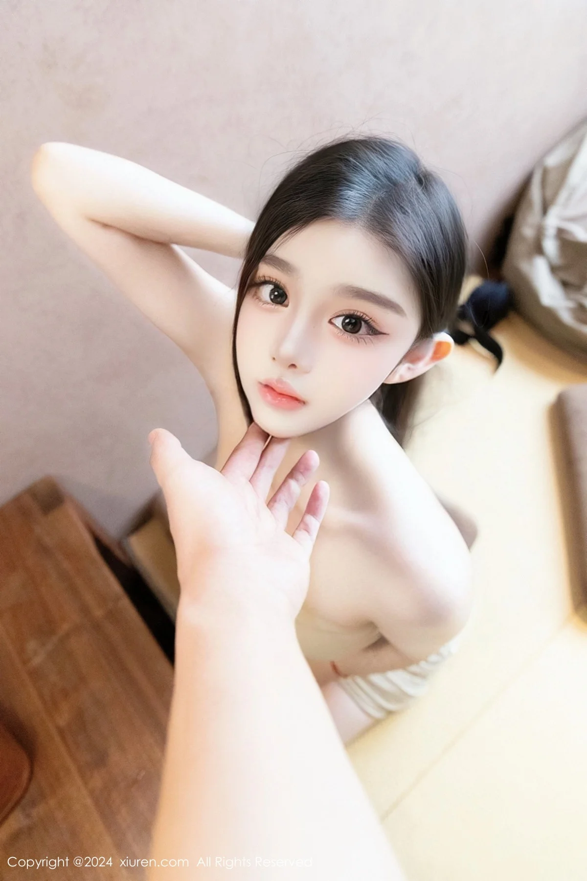 龙雪儿性感米色吊带短裙露黑色内衣半撩秀翘臀美腿绝美写真 第 165 张