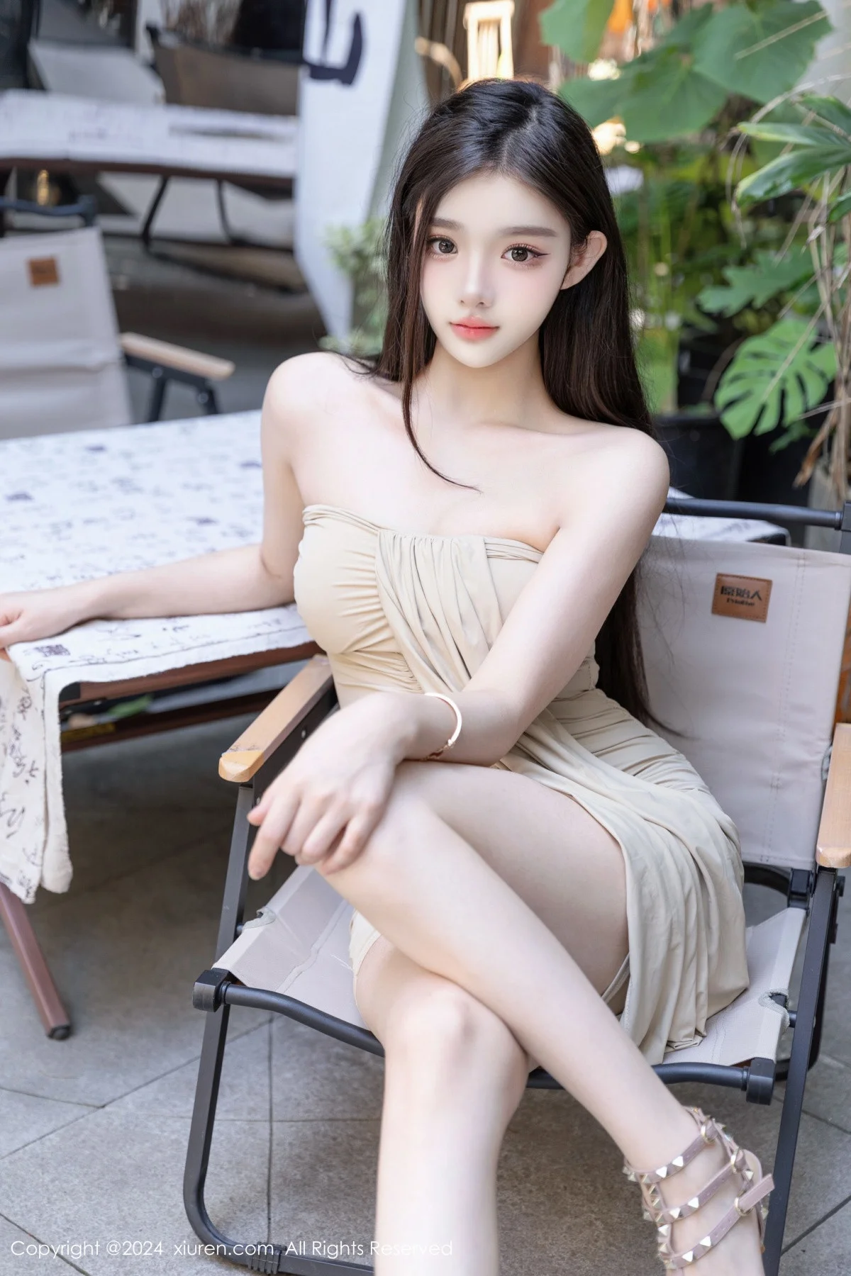 龙雪儿性感米色吊带短裙露黑色内衣半撩秀翘臀美腿绝美写真 第 52 张