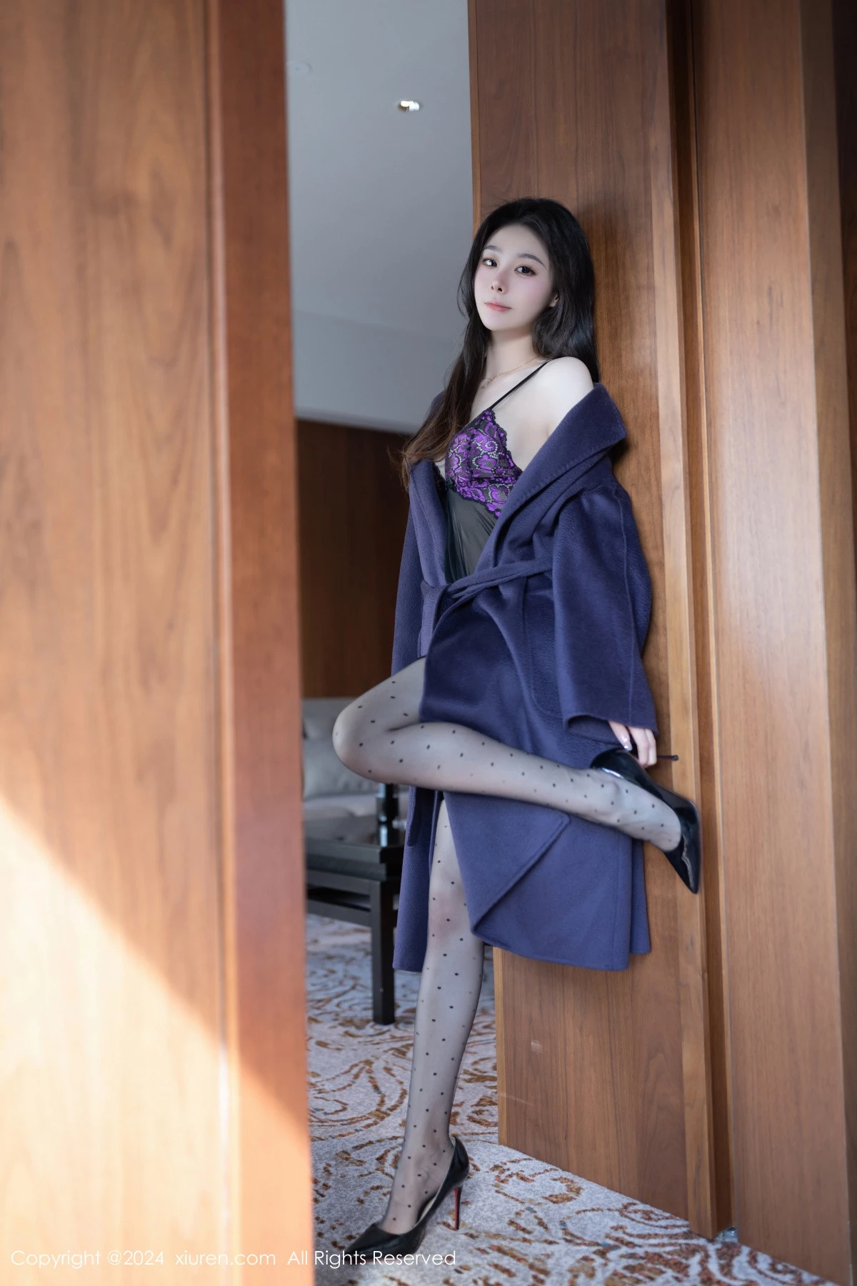 小逗逗性感紫色蕾丝情趣内衣配超薄黑丝秀曼妙身姿绝美写真 第 1 张