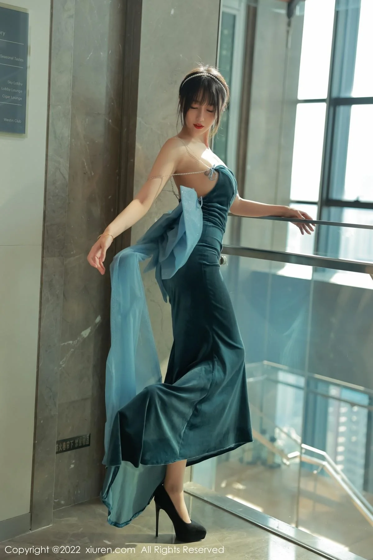 玥儿玥er香格里拉旅拍暗绿色吊带长裙秀完美身材绝美写真 第 1 张