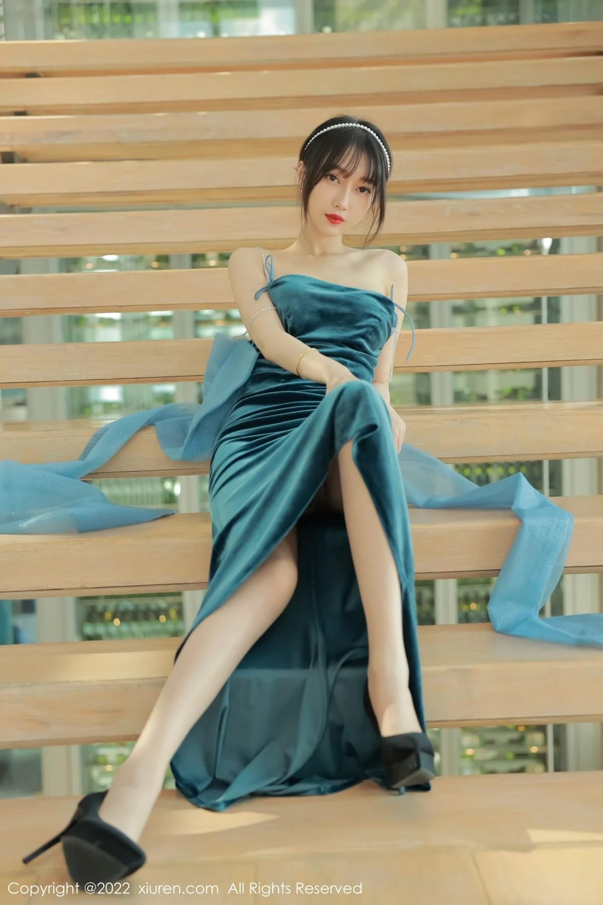 玥儿玥er香格里拉旅拍暗绿色吊带长裙秀完美身材绝美写真 第 10 张