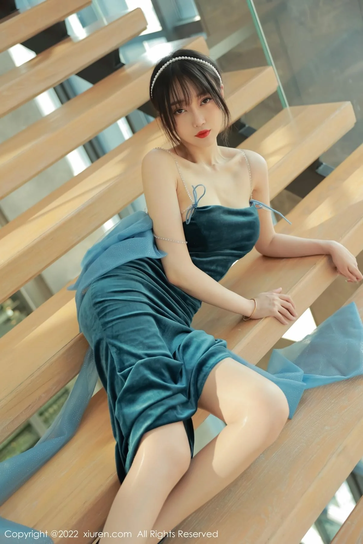 玥儿玥er香格里拉旅拍暗绿色吊带长裙秀完美身材绝美写真 第 13 张