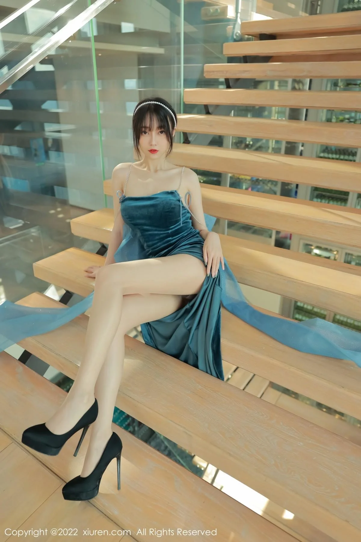 玥儿玥er香格里拉旅拍暗绿色吊带长裙秀完美身材绝美写真 第 19 张