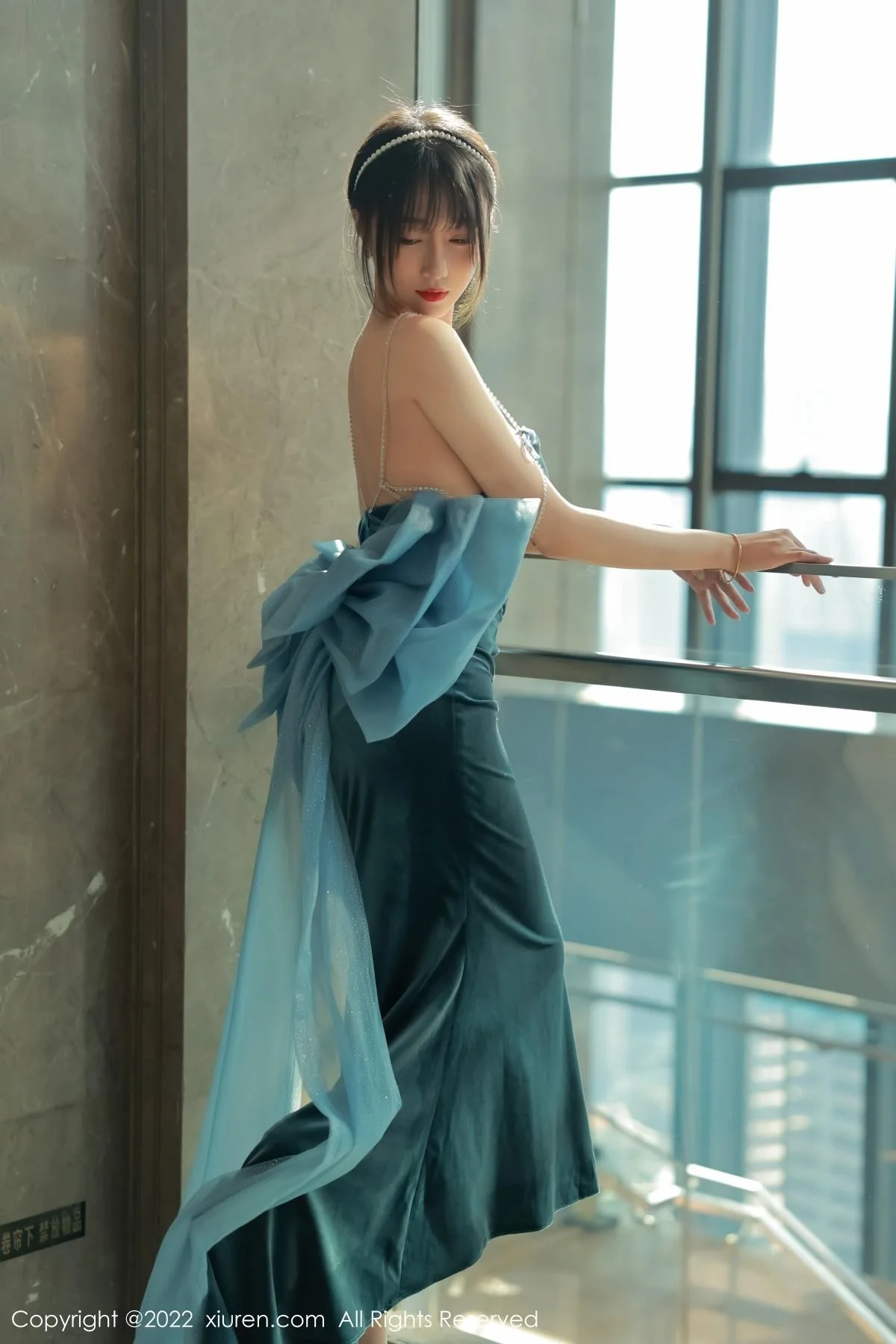 玥儿玥er香格里拉旅拍暗绿色吊带长裙秀完美身材绝美写真 第 2 张