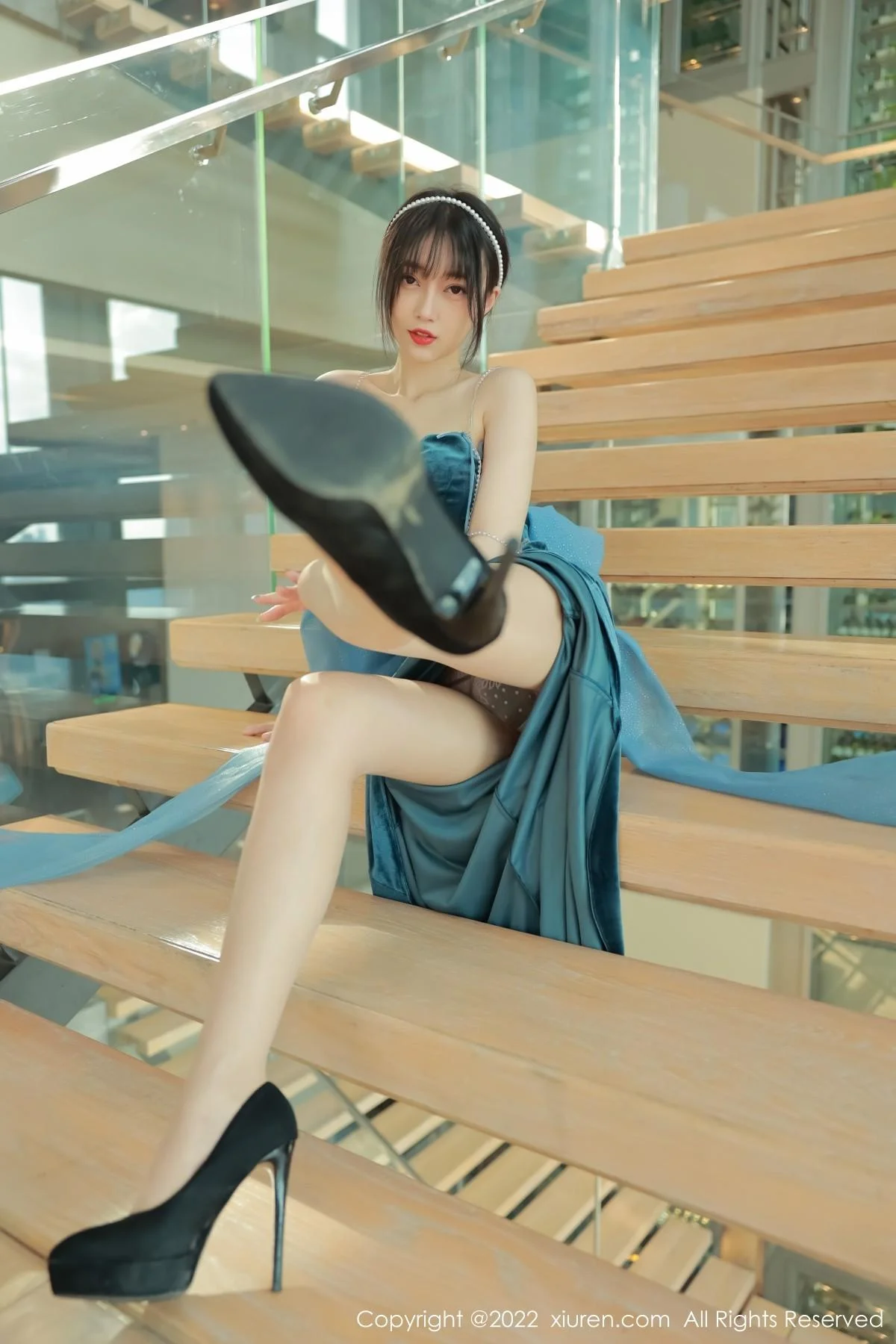 玥儿玥er香格里拉旅拍暗绿色吊带长裙秀完美身材绝美写真 第 21 张