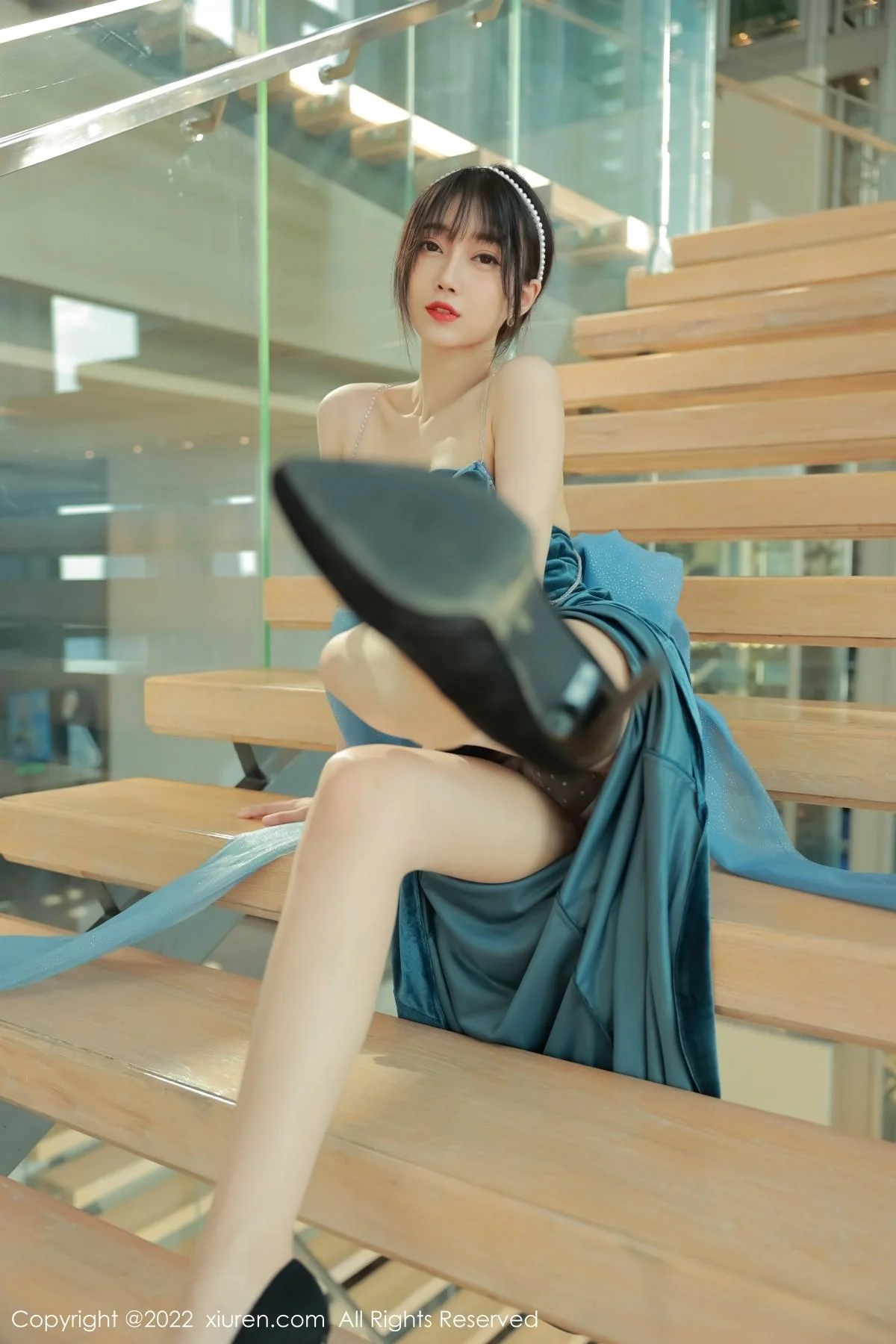 玥儿玥er香格里拉旅拍暗绿色吊带长裙秀完美身材绝美写真 第 22 张