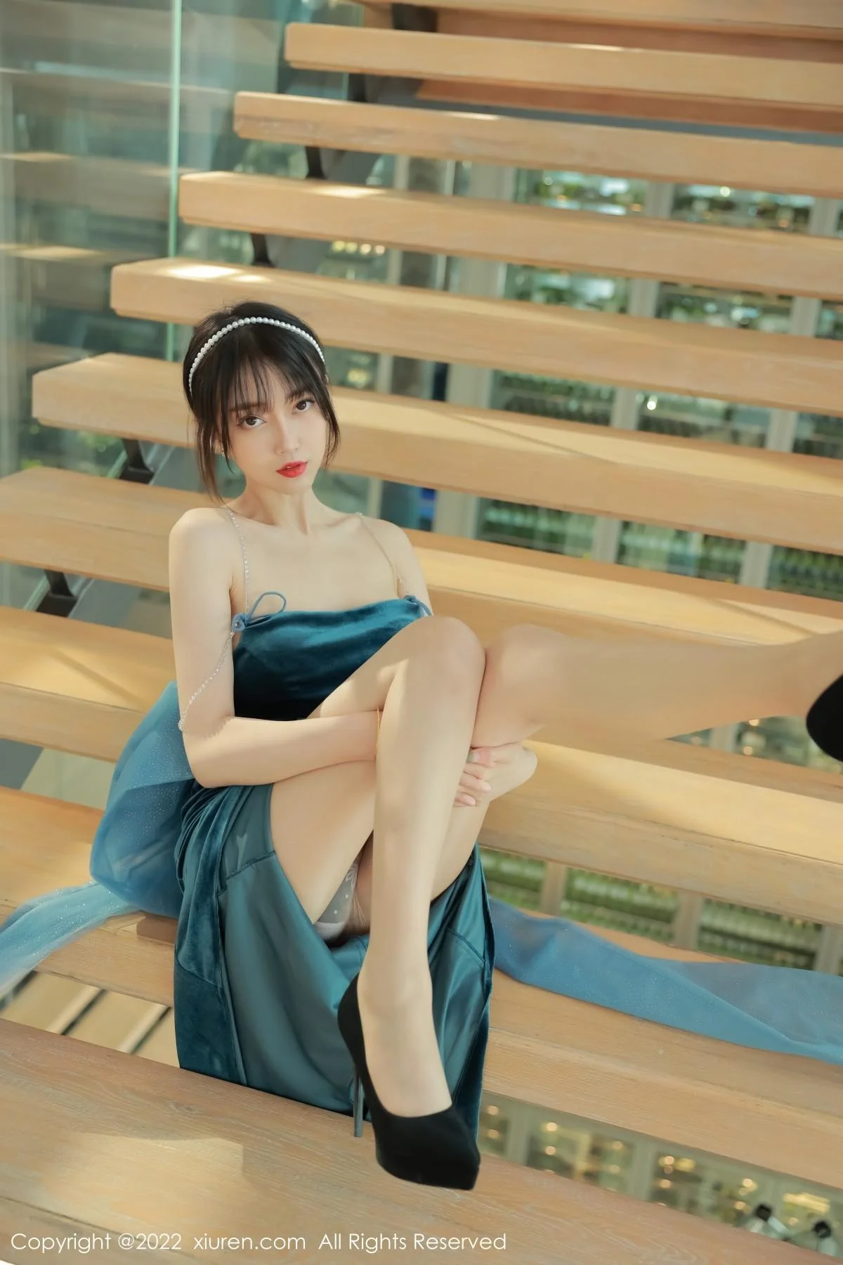 玥儿玥er香格里拉旅拍暗绿色吊带长裙秀完美身材绝美写真 第 25 张