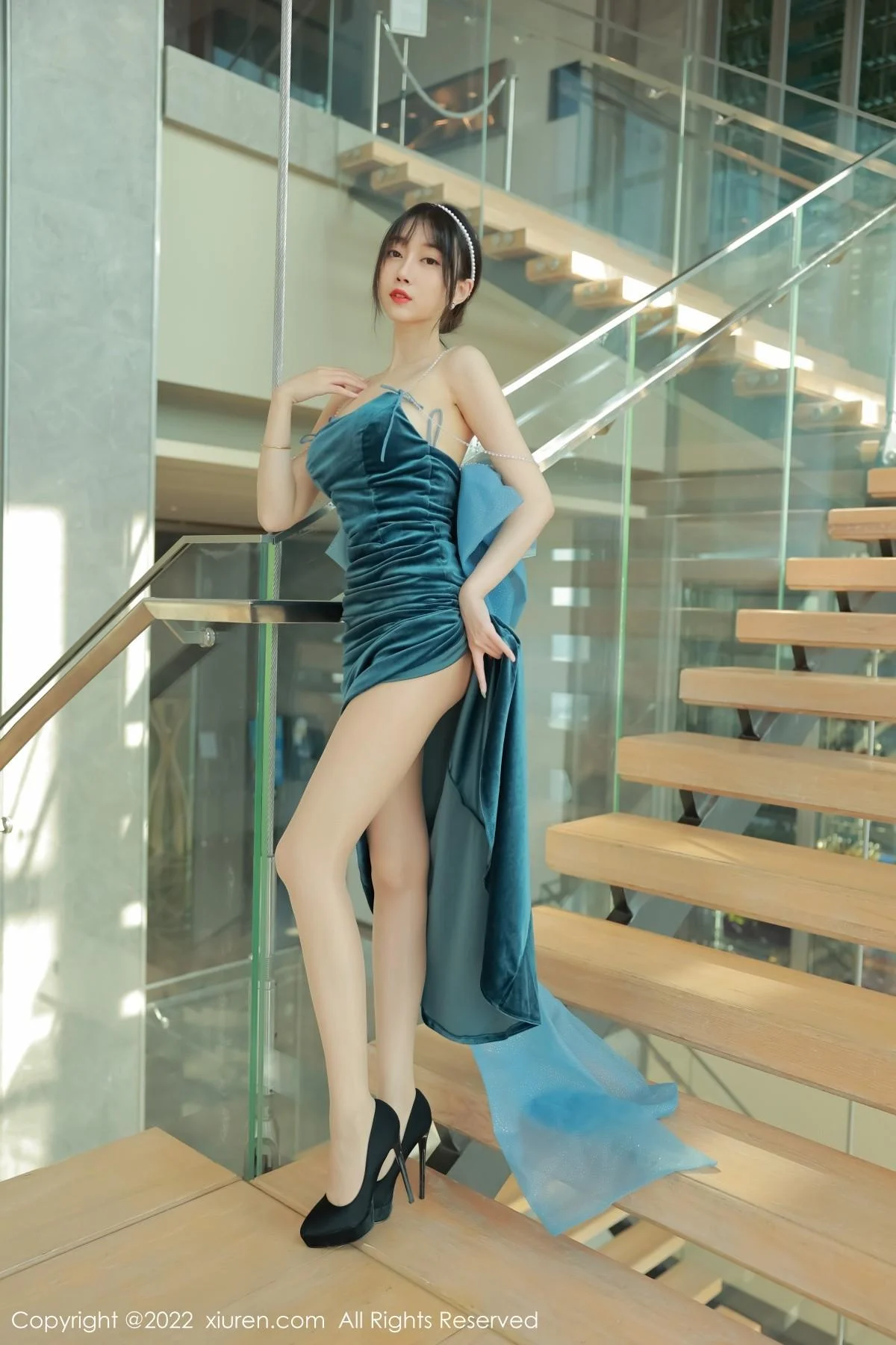 玥儿玥er香格里拉旅拍暗绿色吊带长裙秀完美身材绝美写真 第 26 张