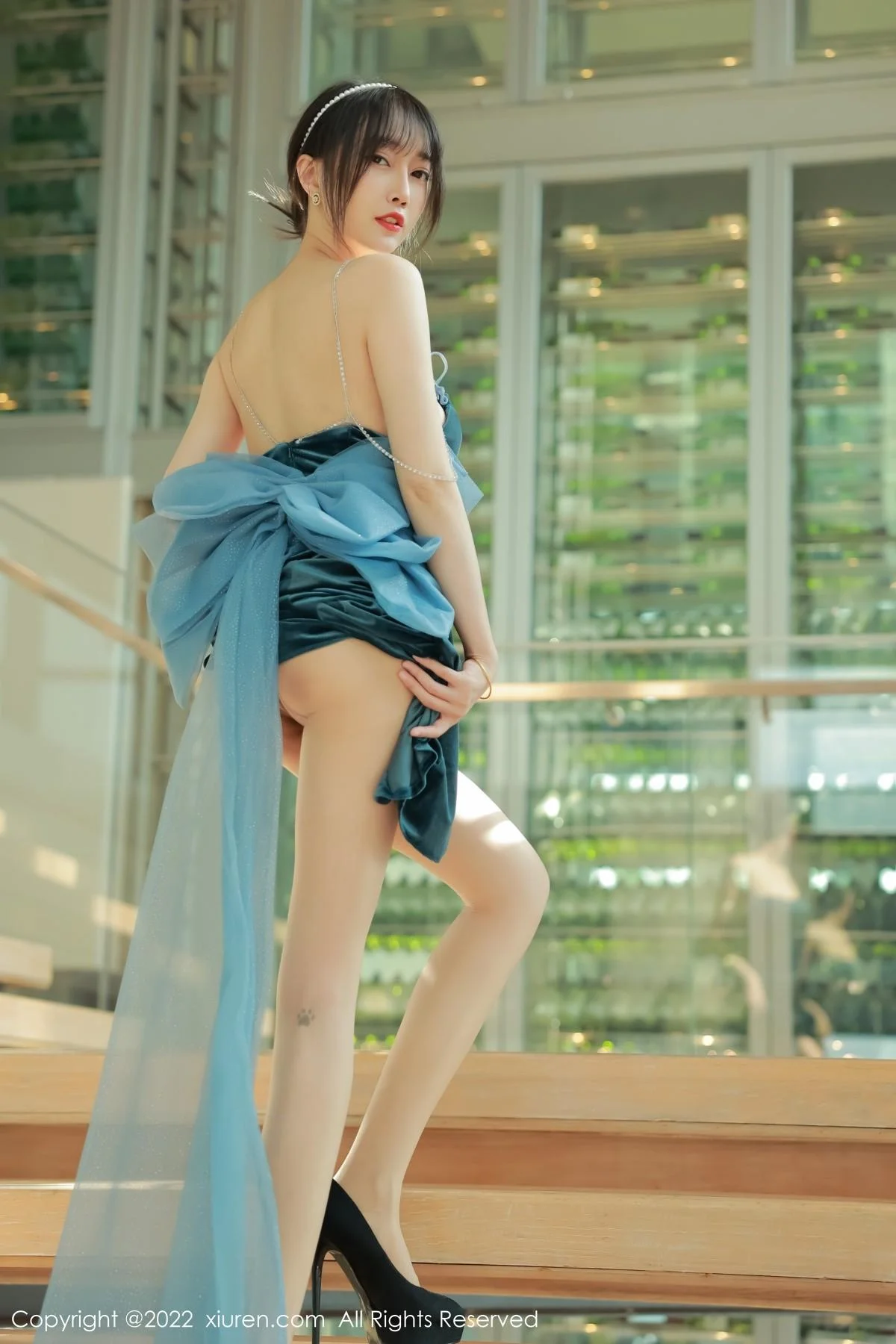 玥儿玥er香格里拉旅拍暗绿色吊带长裙秀完美身材绝美写真 第 35 张