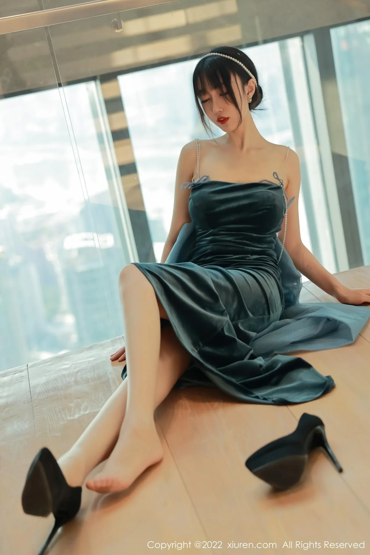 玥儿玥er香格里拉旅拍暗绿色吊带长裙秀完美身材绝美写真 第 39 张