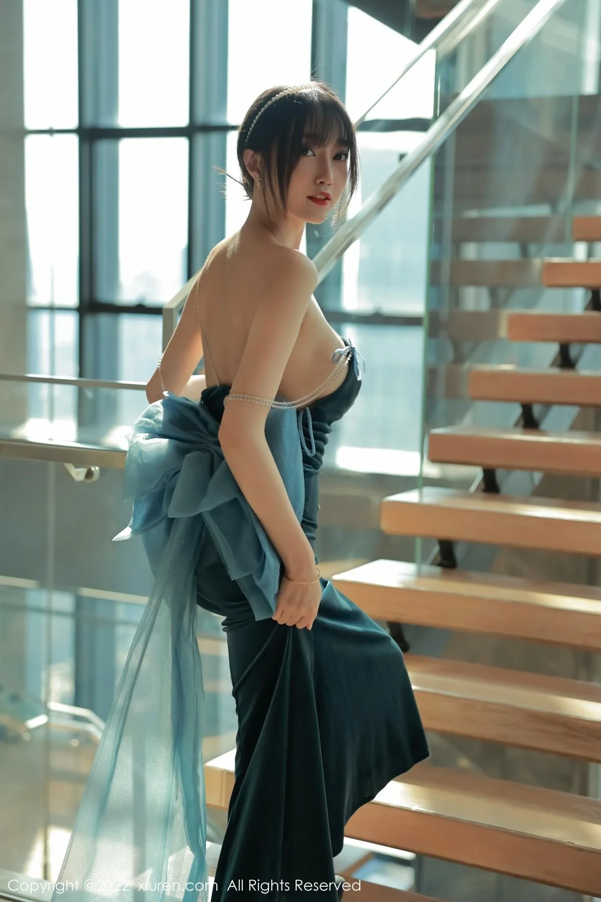 玥儿玥er香格里拉旅拍暗绿色吊带长裙秀完美身材绝美写真 第 4 张